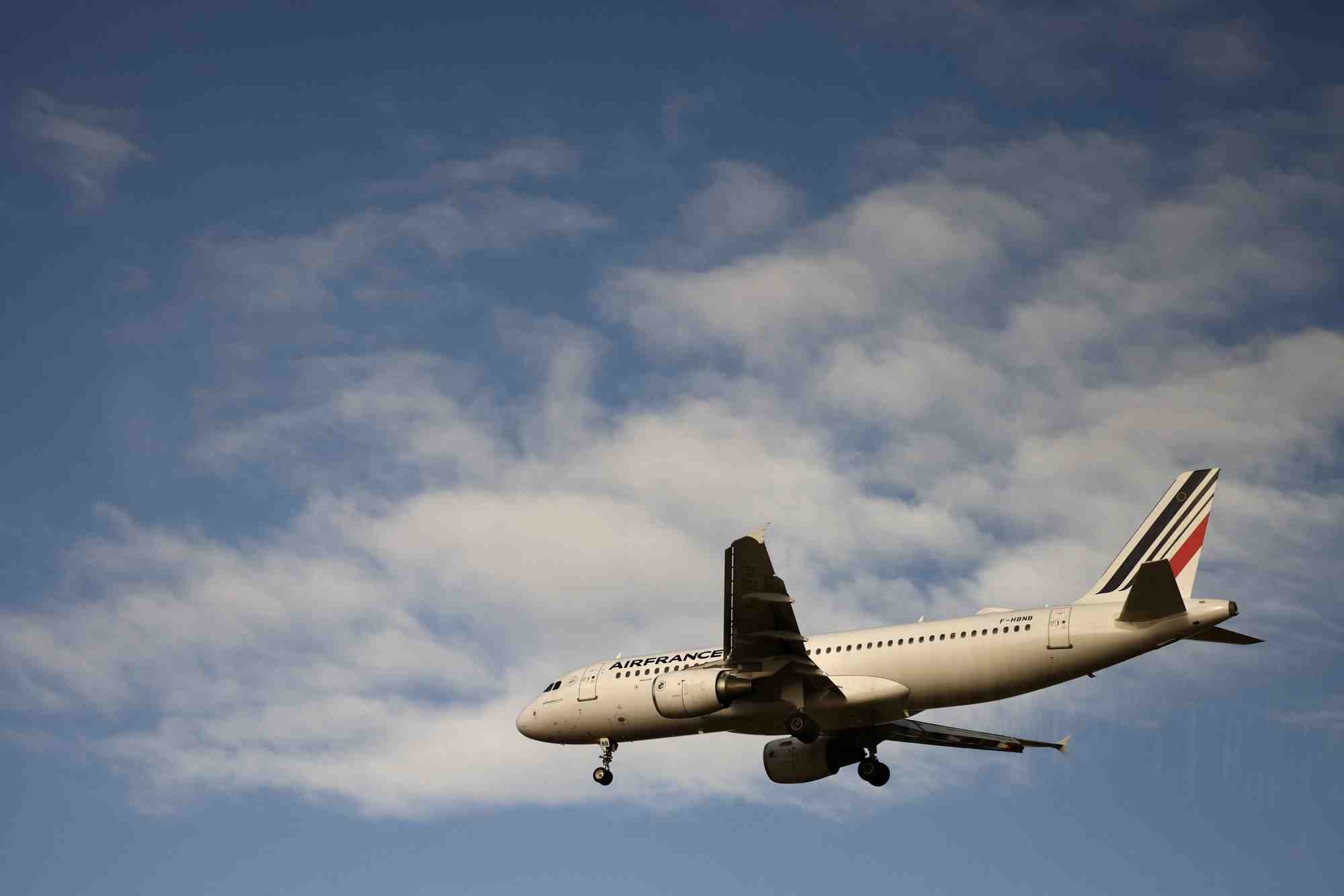Un avion airbus a320 d'air france atterrit a l'aeroport charles de gaulle pres de paris