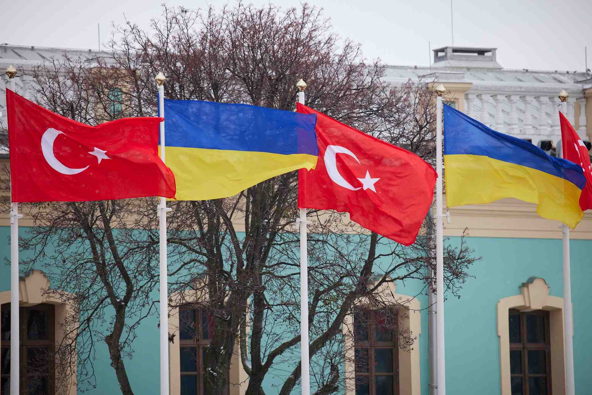 Les drapeaux turcs et ukrainiens