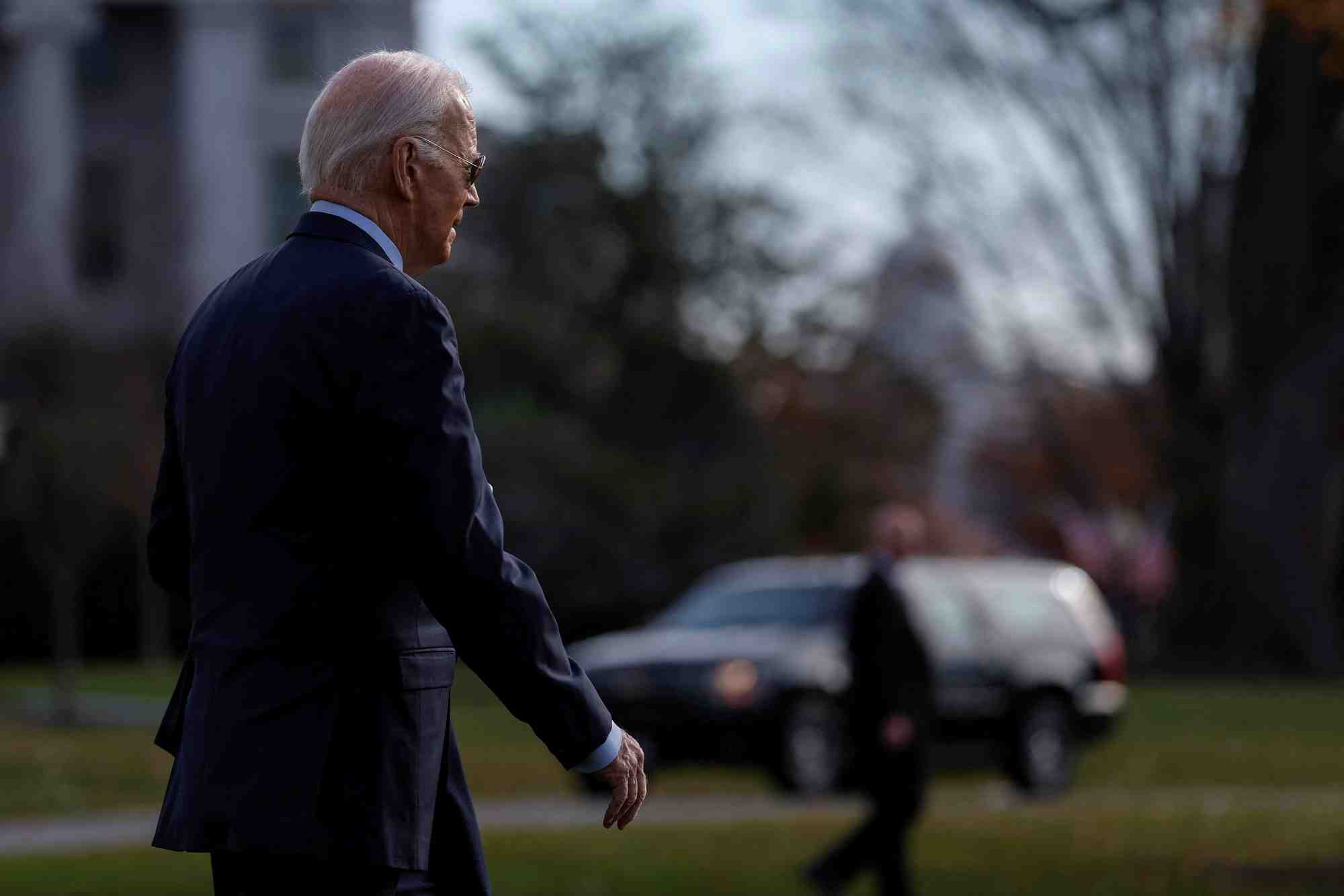 Joe biden sortant de la maison-blanche
