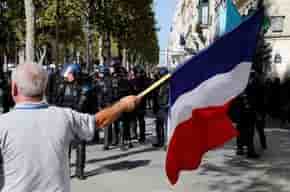 A 11H35, il y avait eu 65 interpellations, et plusieurs personnes verbalisées aux abords des Champs-Elysées, zone où il est interdit de manifester, a indiqué la préfecture de police de Paris.