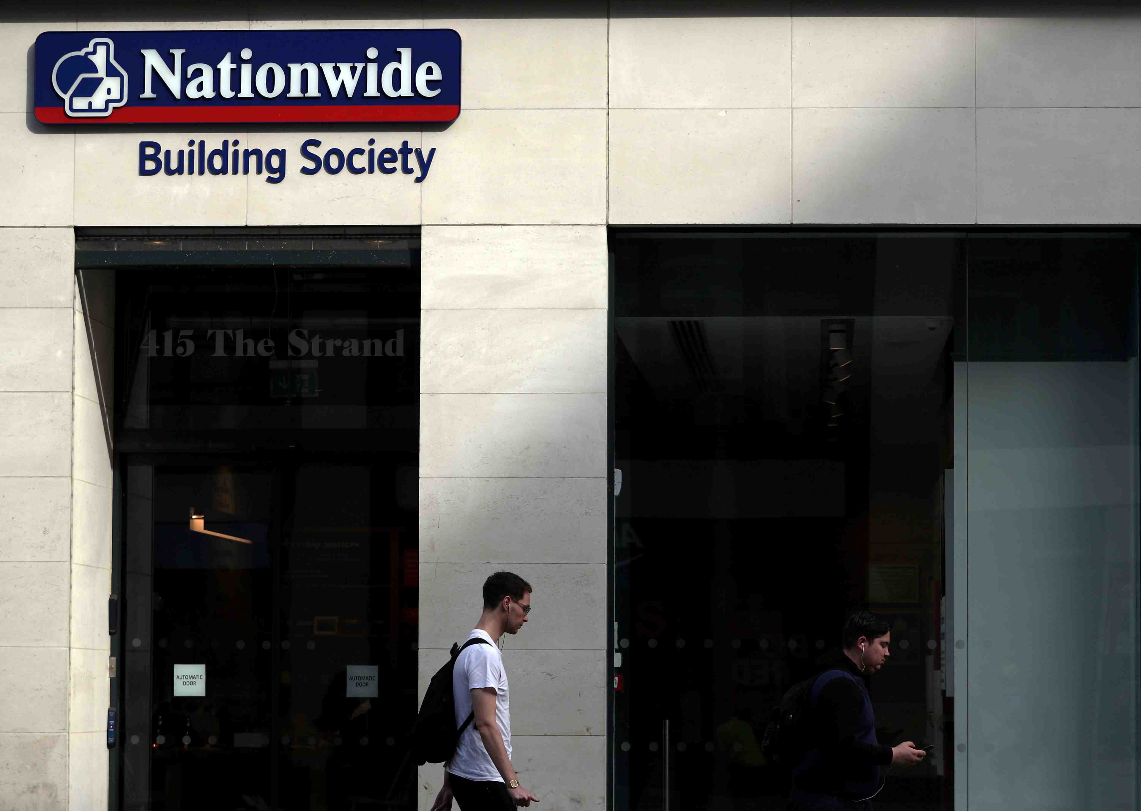 Avec le teletravail, les banques britanniques choisissent de fermer des bureaux