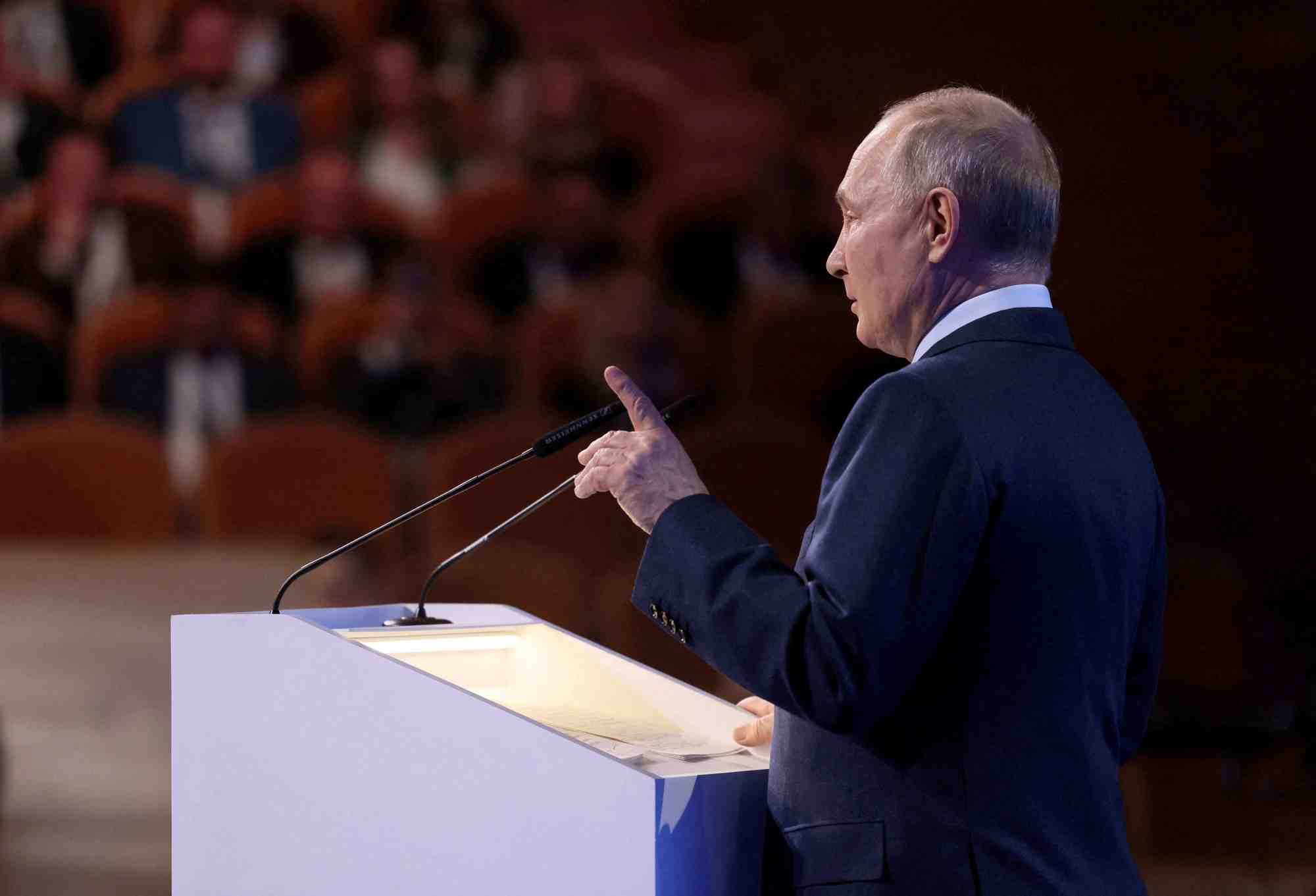 Le president russe poutine participe au forum de l'union des industriels et des entrepreneurs