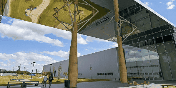 Le bâtiment conçu par l’architecte local François de la Serre abrite des reproductions de baobabs, pour rappeler la diffusion africaine des lampadaires de Fonroche.