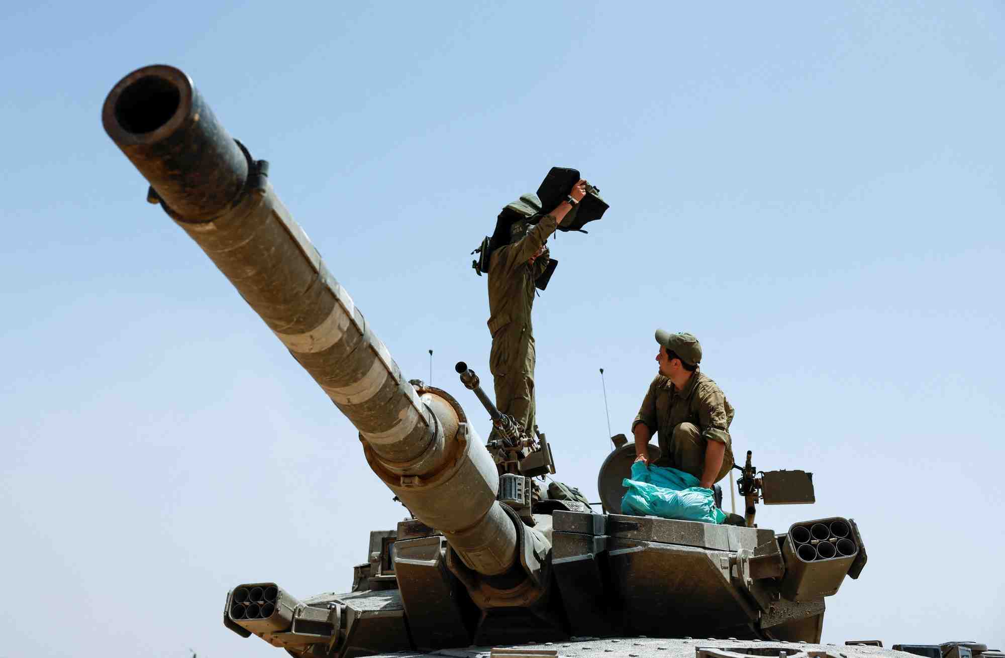 Des soldats israeliens dans un char pres de la frontiere entre israel et gaza