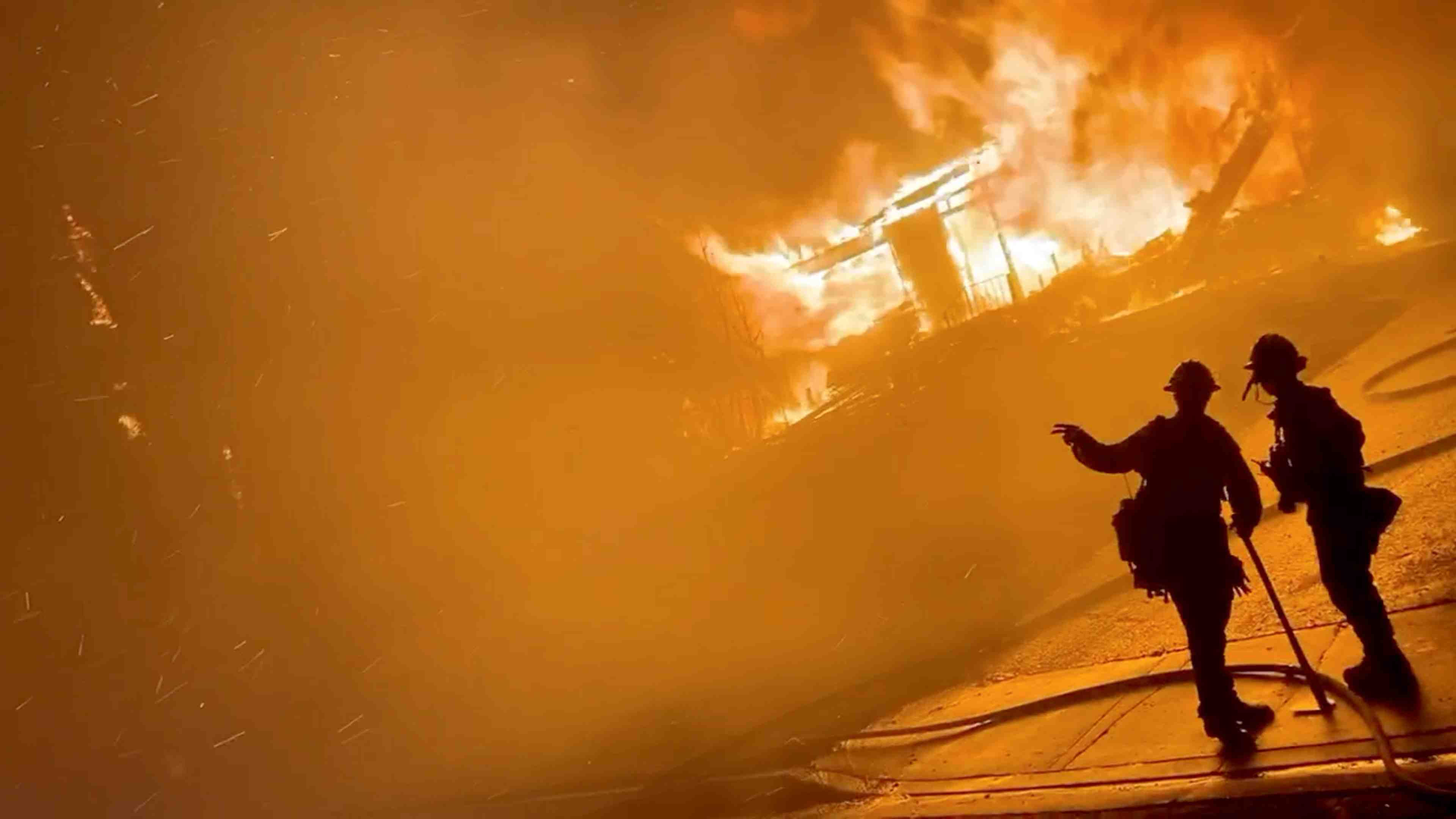 Les pompiers mobilises face aux flammes dans le sud de la californie