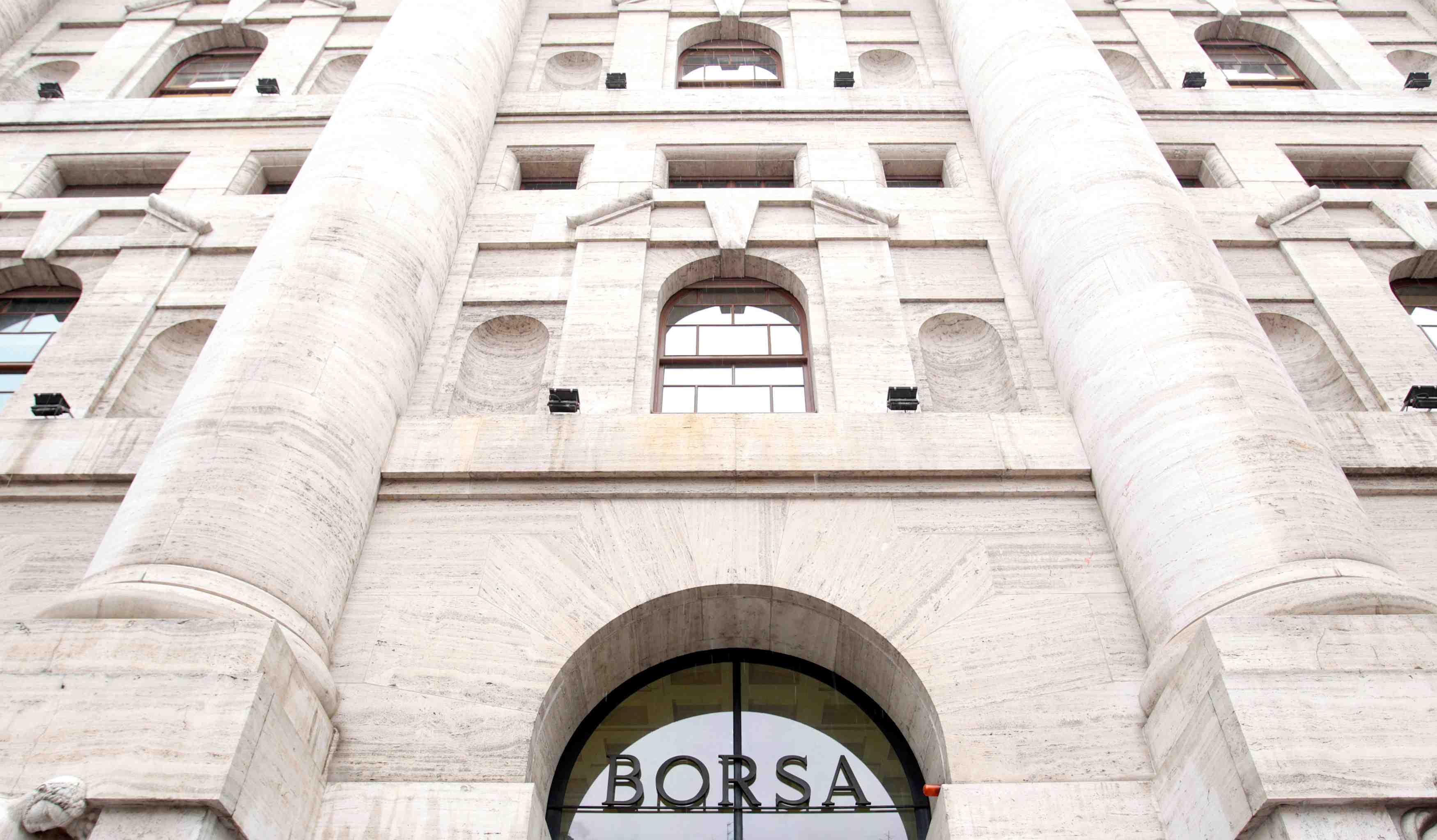 A milan, bpm et creval montent, casa chercherait des cibles