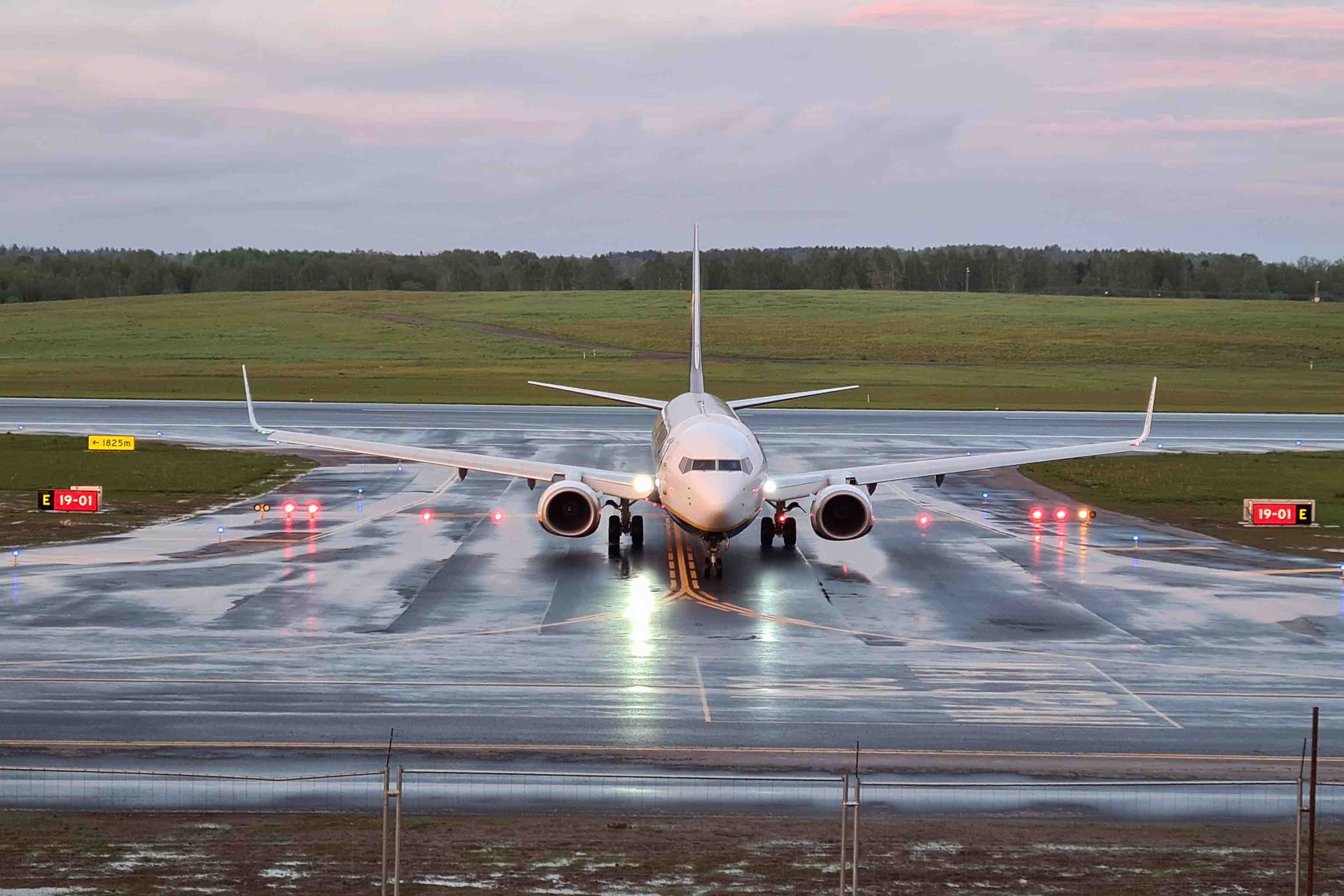L'ue demande une enquete internationale sur l'atterrissage force de l'avion de ryanair