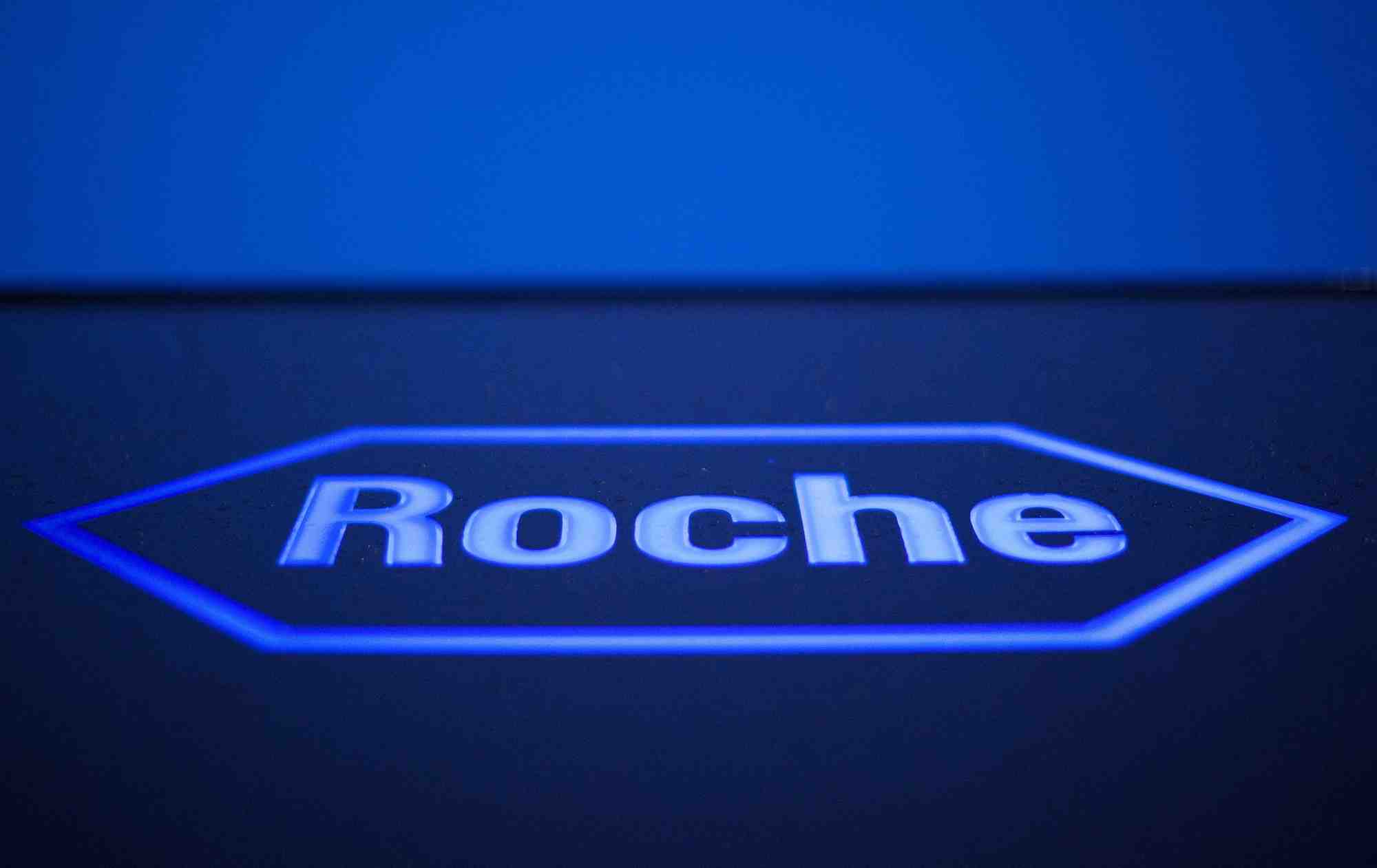 Le logo de la societe pharmaceutique suisse roche, devant son siege a rotkreuz