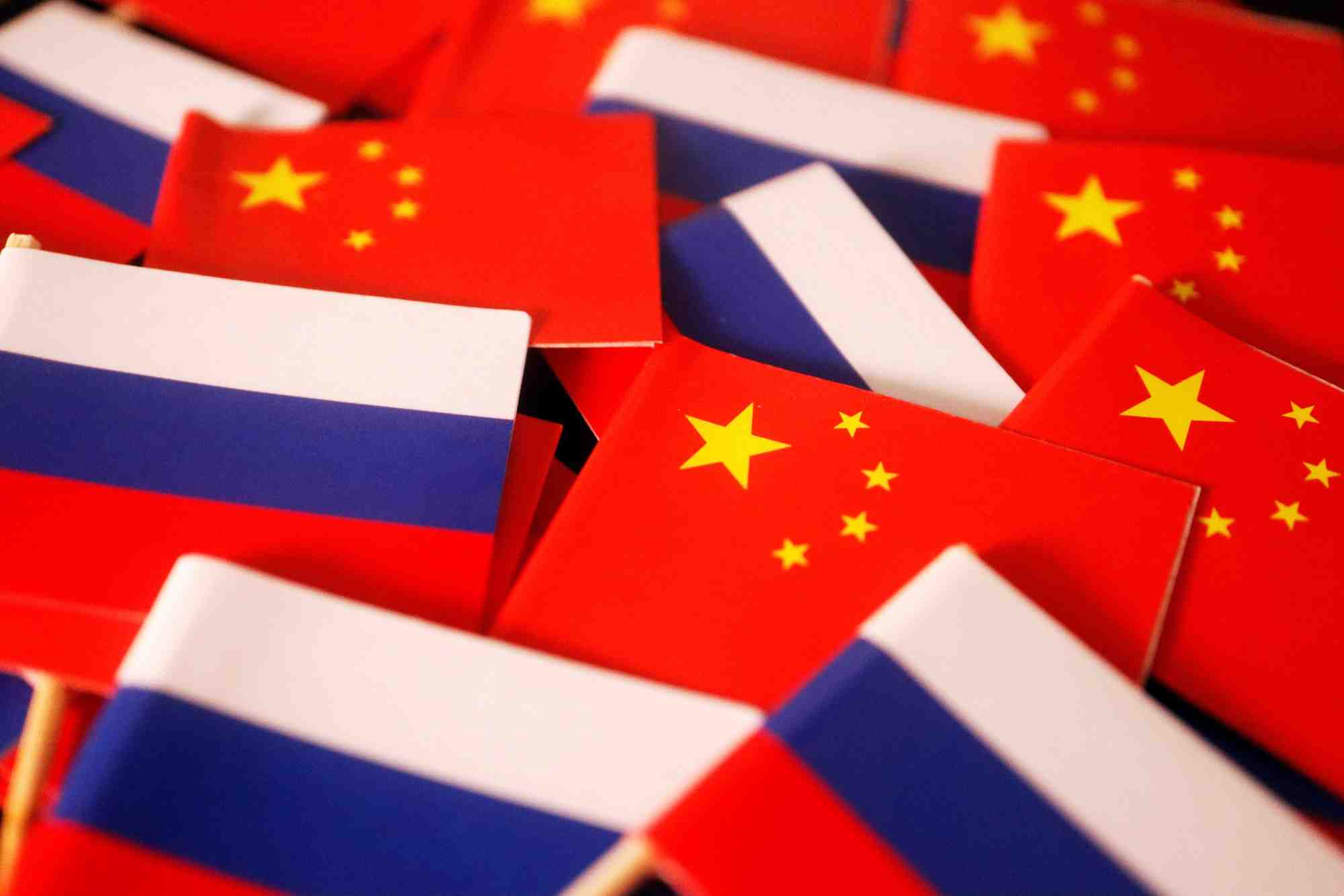 Des drapeaux de la chine et de la russie