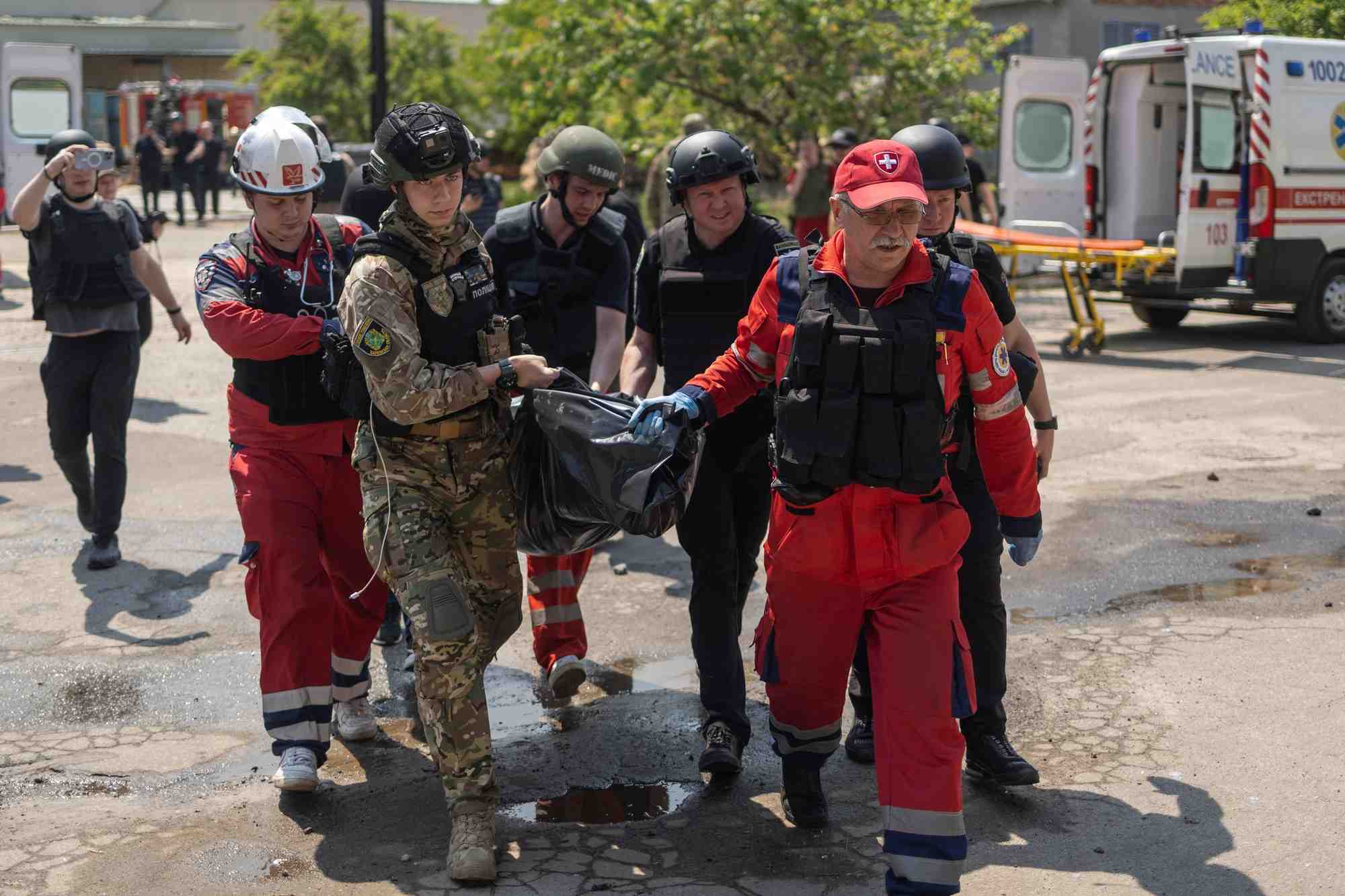 Le site d'une attaque de missile russe a kharkiv