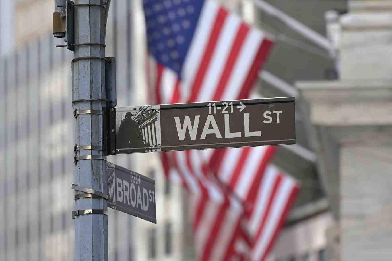 Wall Street encaisse le lancement par Donald Trump d'une nouvelle guerre commerciale aux contours encore flous.