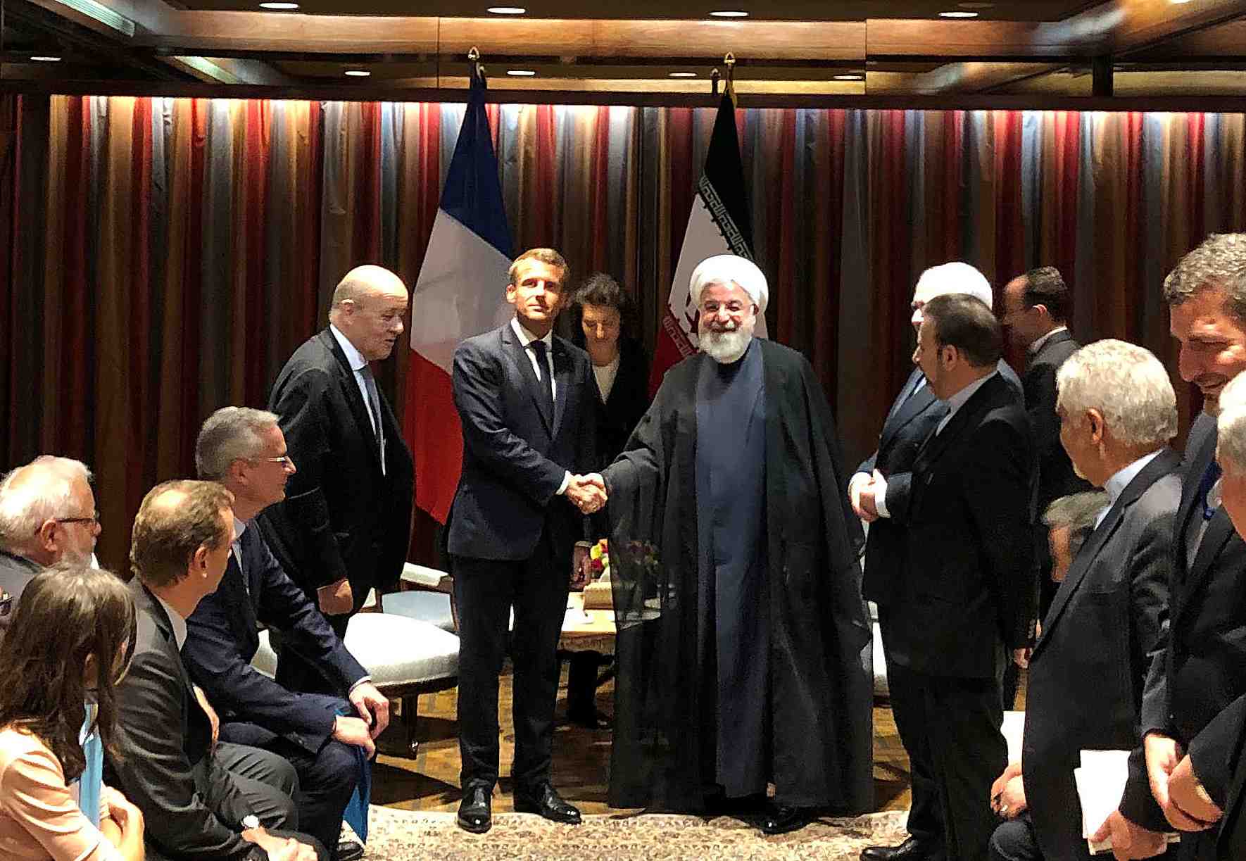 L'iran doit prendre des mesures pour apaiser les tensions, dit macron a rohani