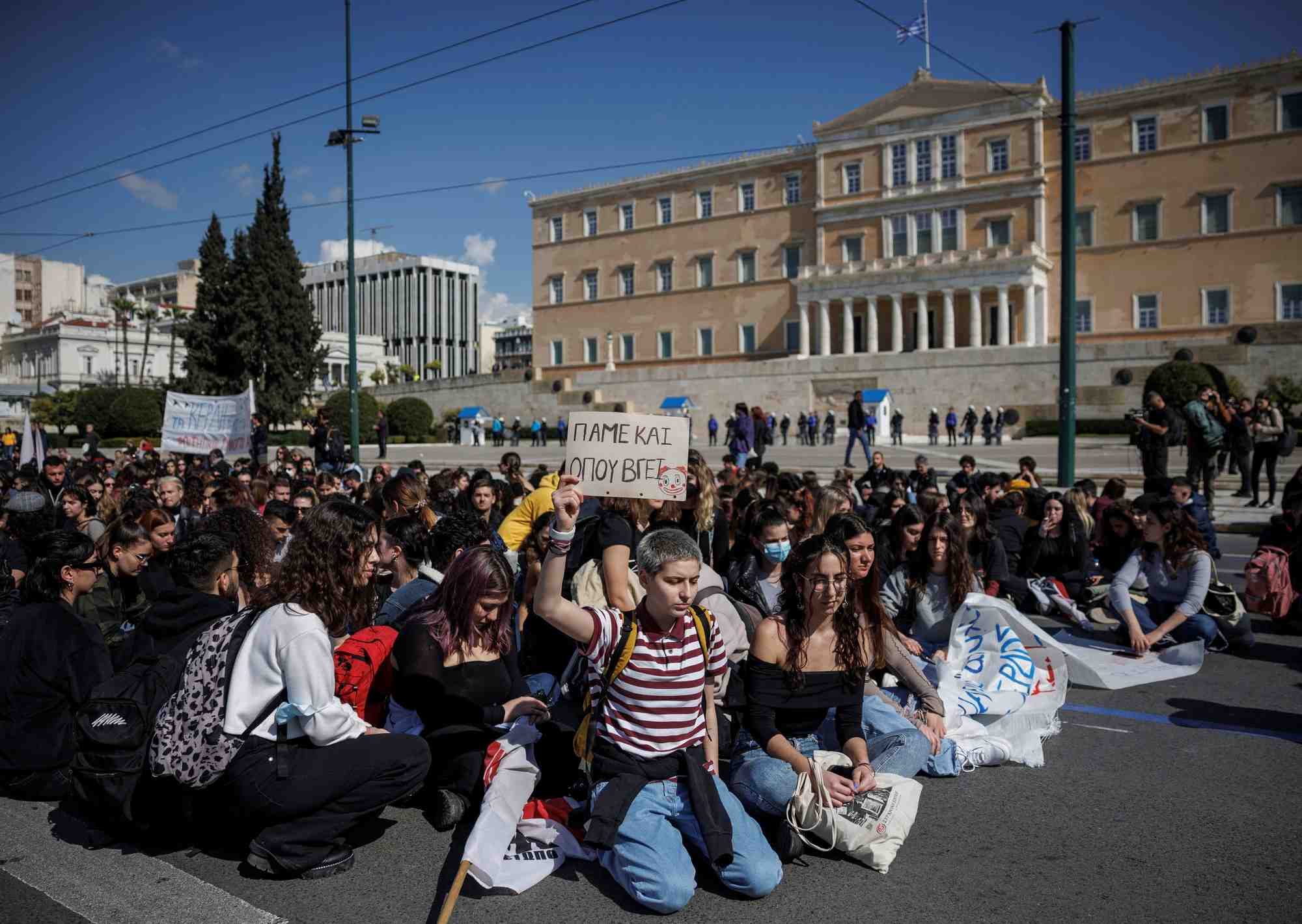 Des manifestants participent a une manifestation apres un accident de train pres de la ville de larissa, a athenes