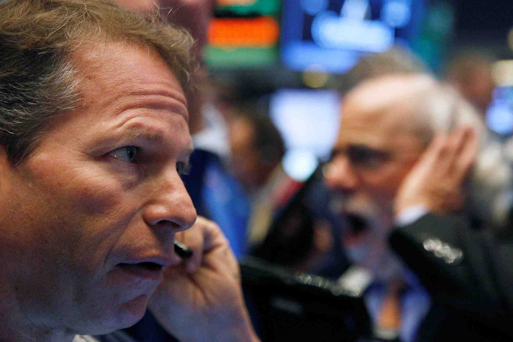 Des traders travaillent a la bourse de wall street