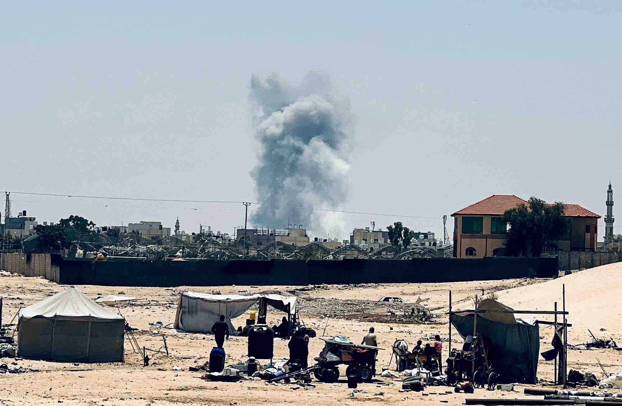La fumee s'eleve apres les frappes israeliennes a rafah, bande de gaza