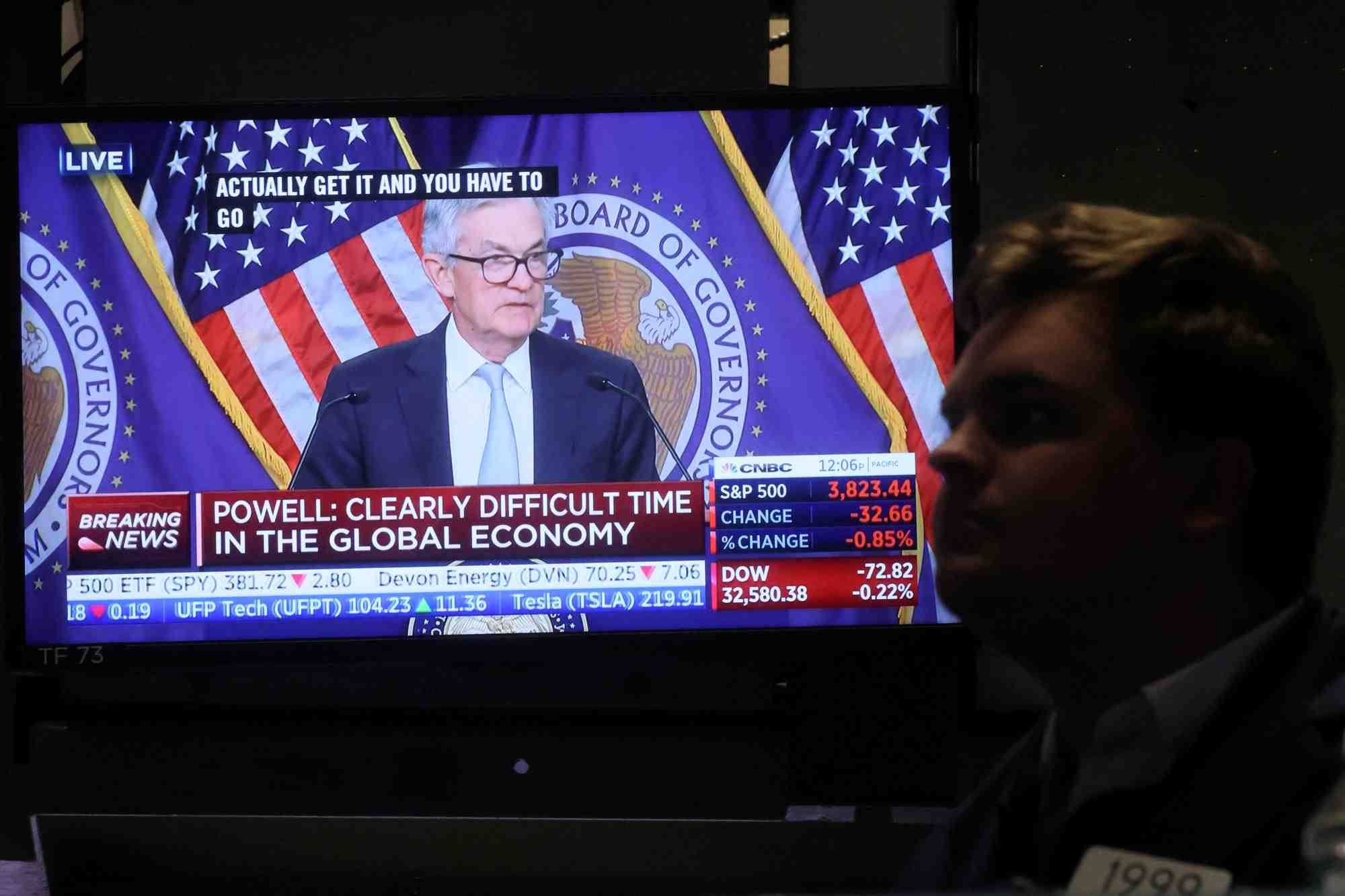 Le president de la reserve federale jerome powell sur un ecran a wall street