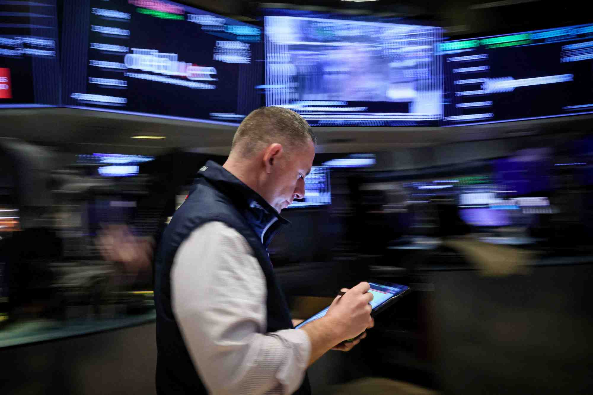 Un trader travaille a la bourse de new york (nyse) a new york city, etats-unis, le 7 mars 2024
