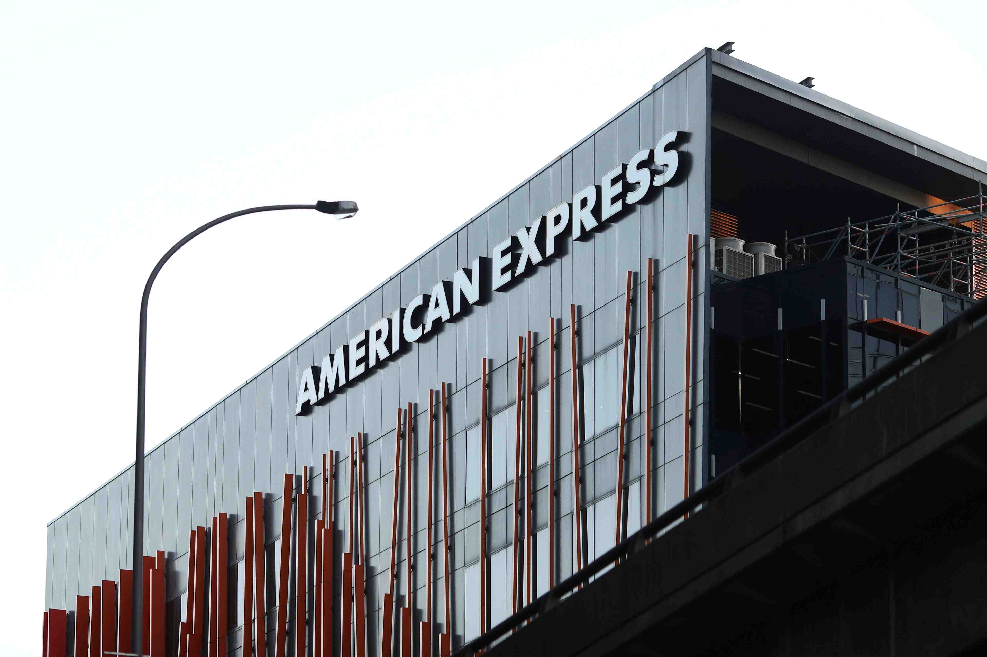 Amex manque les estimations au t3, plombe par ses provisions pour risques de creances