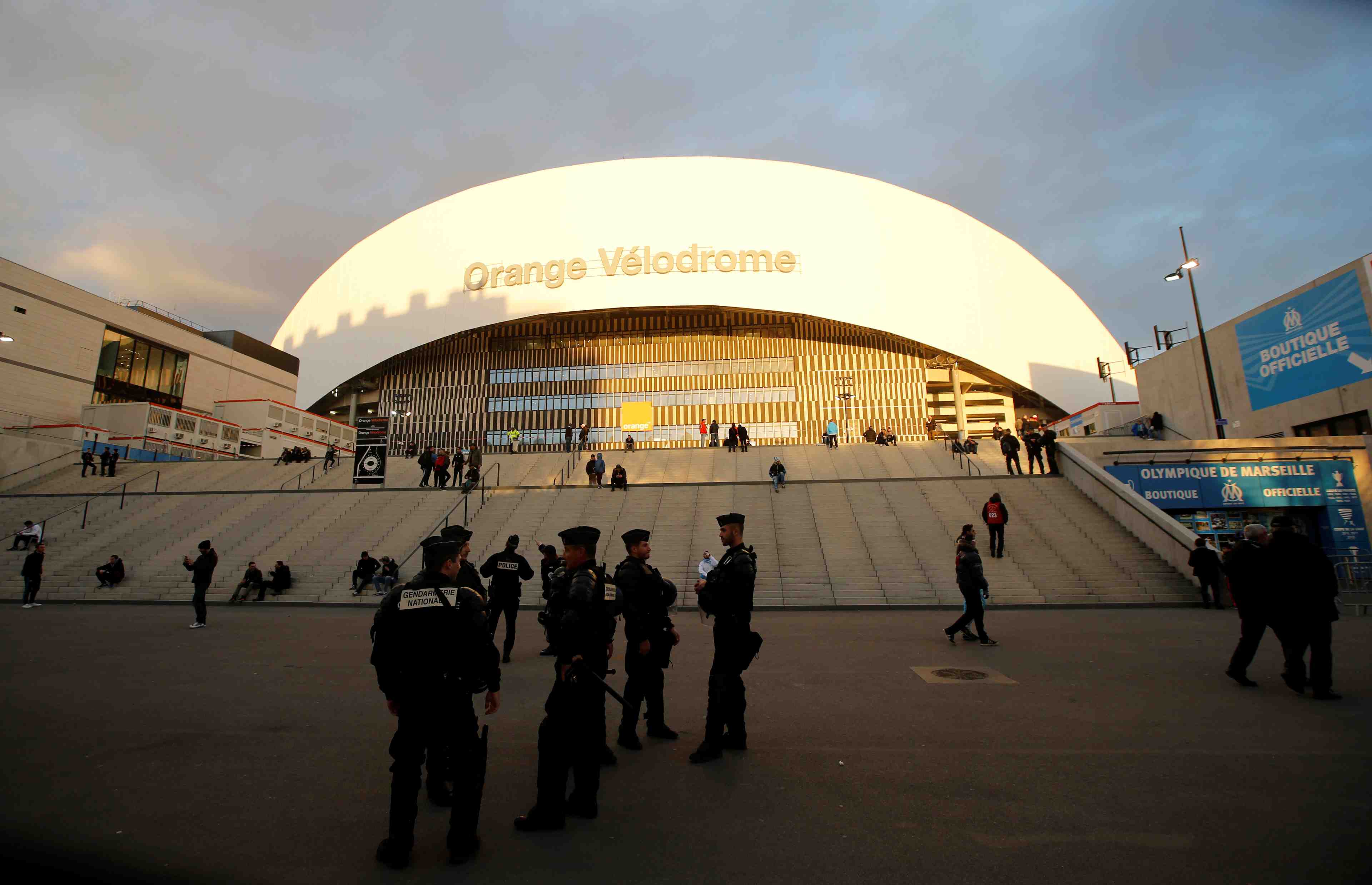 Incidents a marseille: 18 gardes a vue parmi les supporters