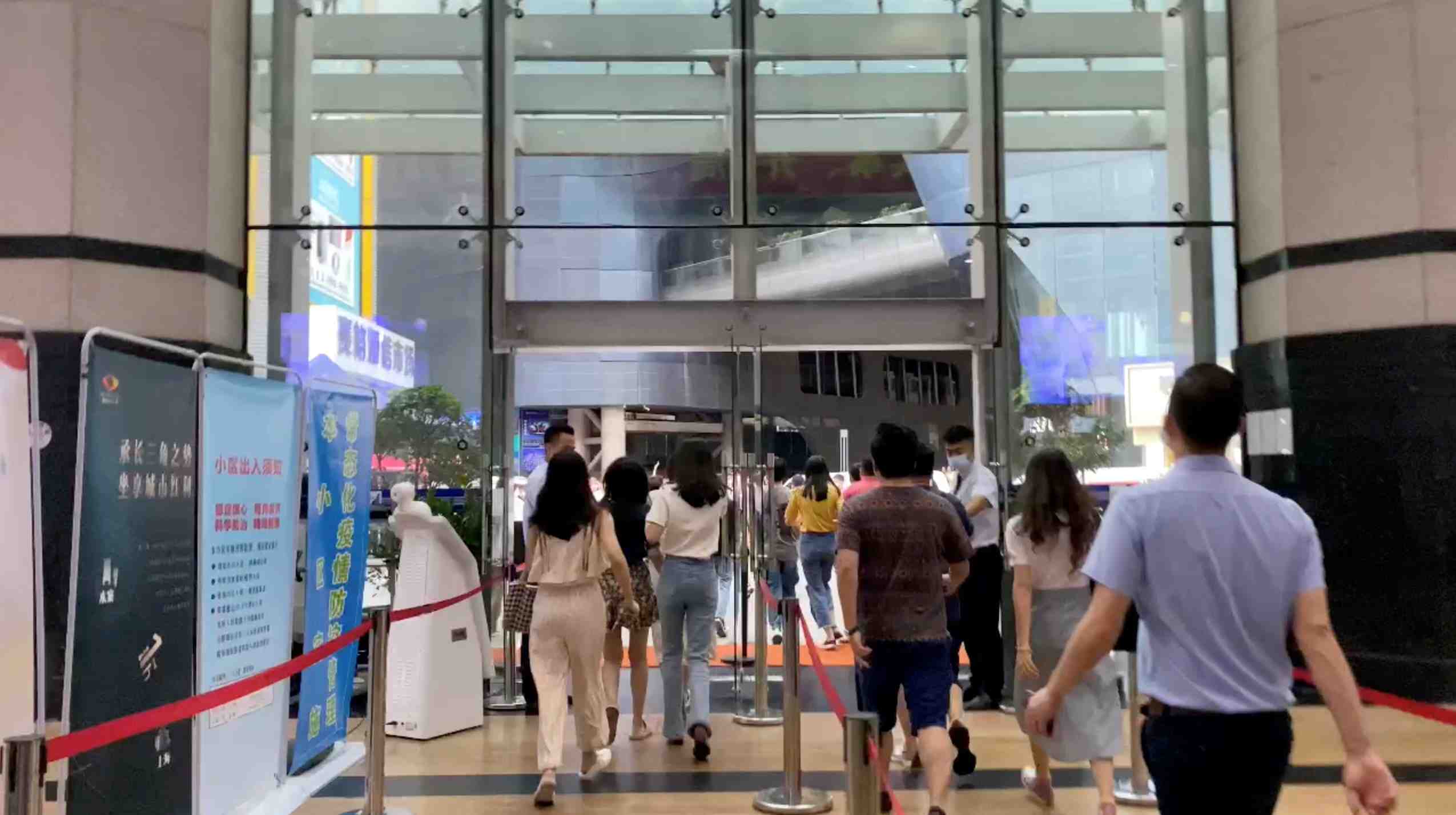 Chine: un gratte-ciel de shenzhen ferme apres de mysterieuses secousses