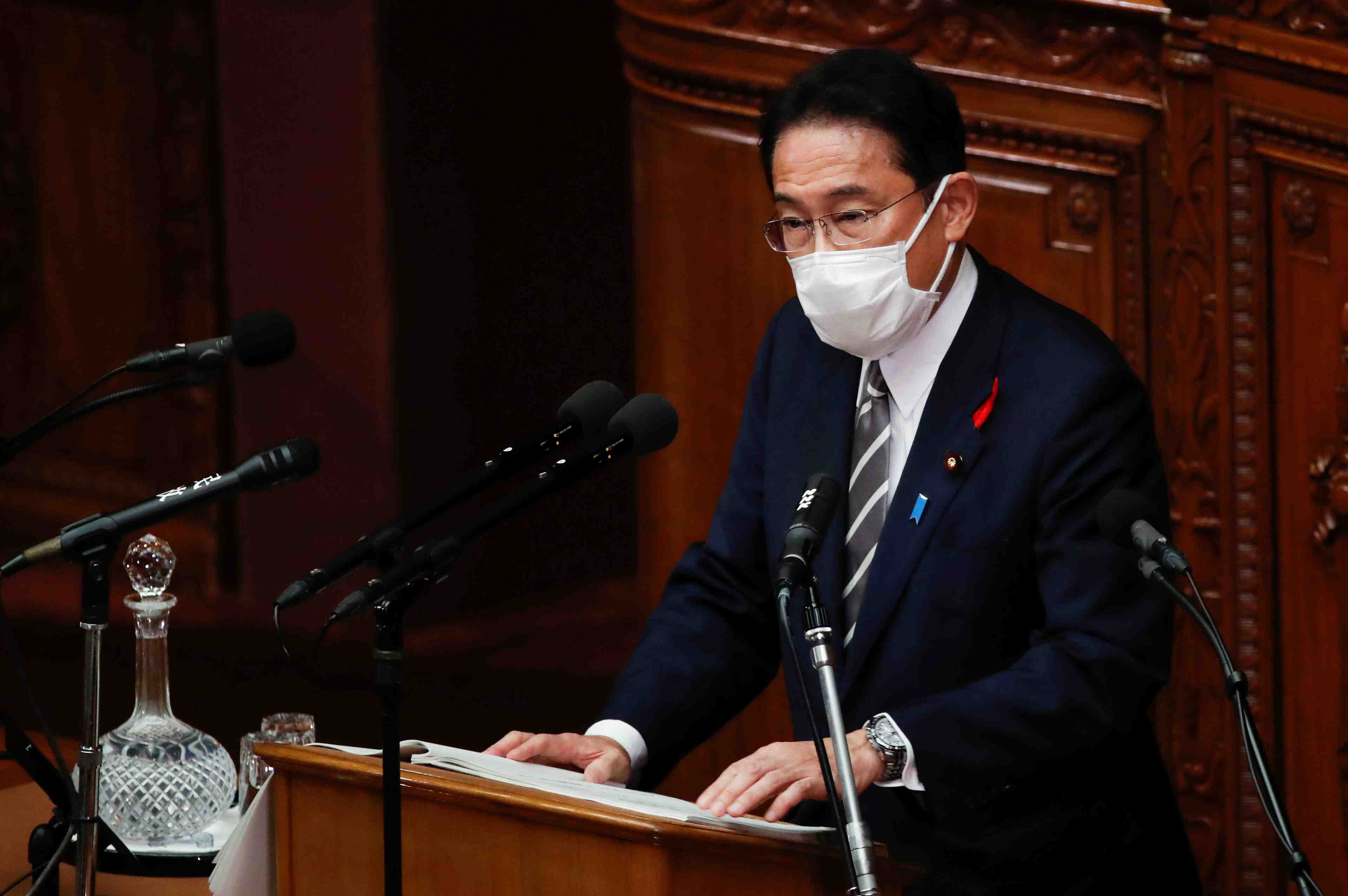 Japon: kishida promet une sortie de crise du covid-19, veut rester ferme avec la chine