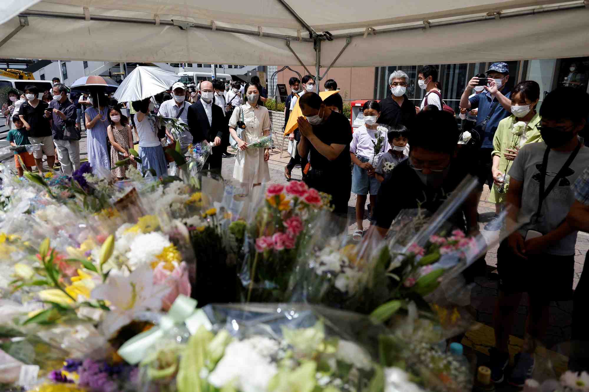 Les japonais pleurent leur ancien premier ministre, shinzo abe