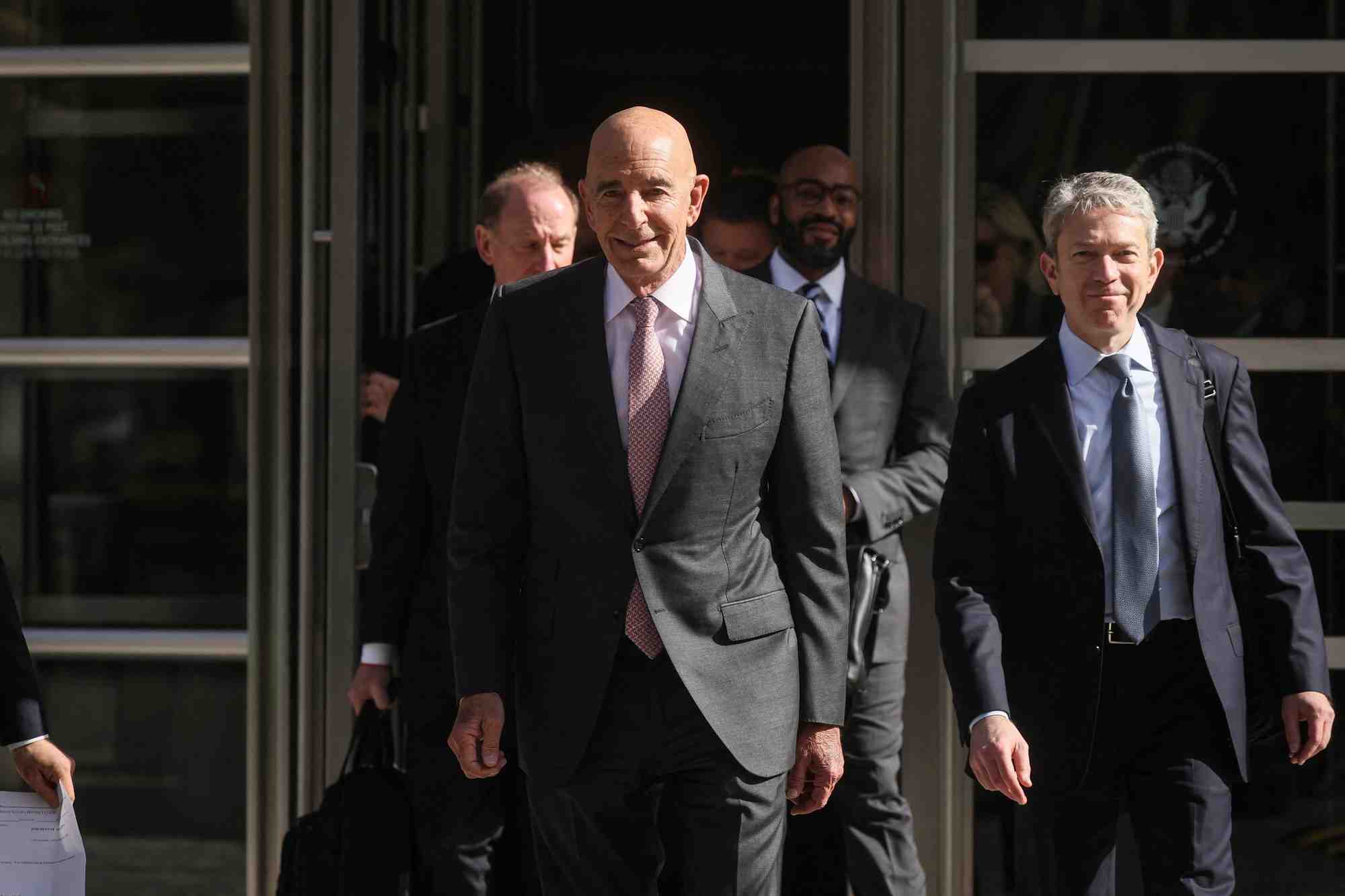 Thomas barrack, ami milliardaire de donald trump, quitte le palais de justice a brooklyn, new york