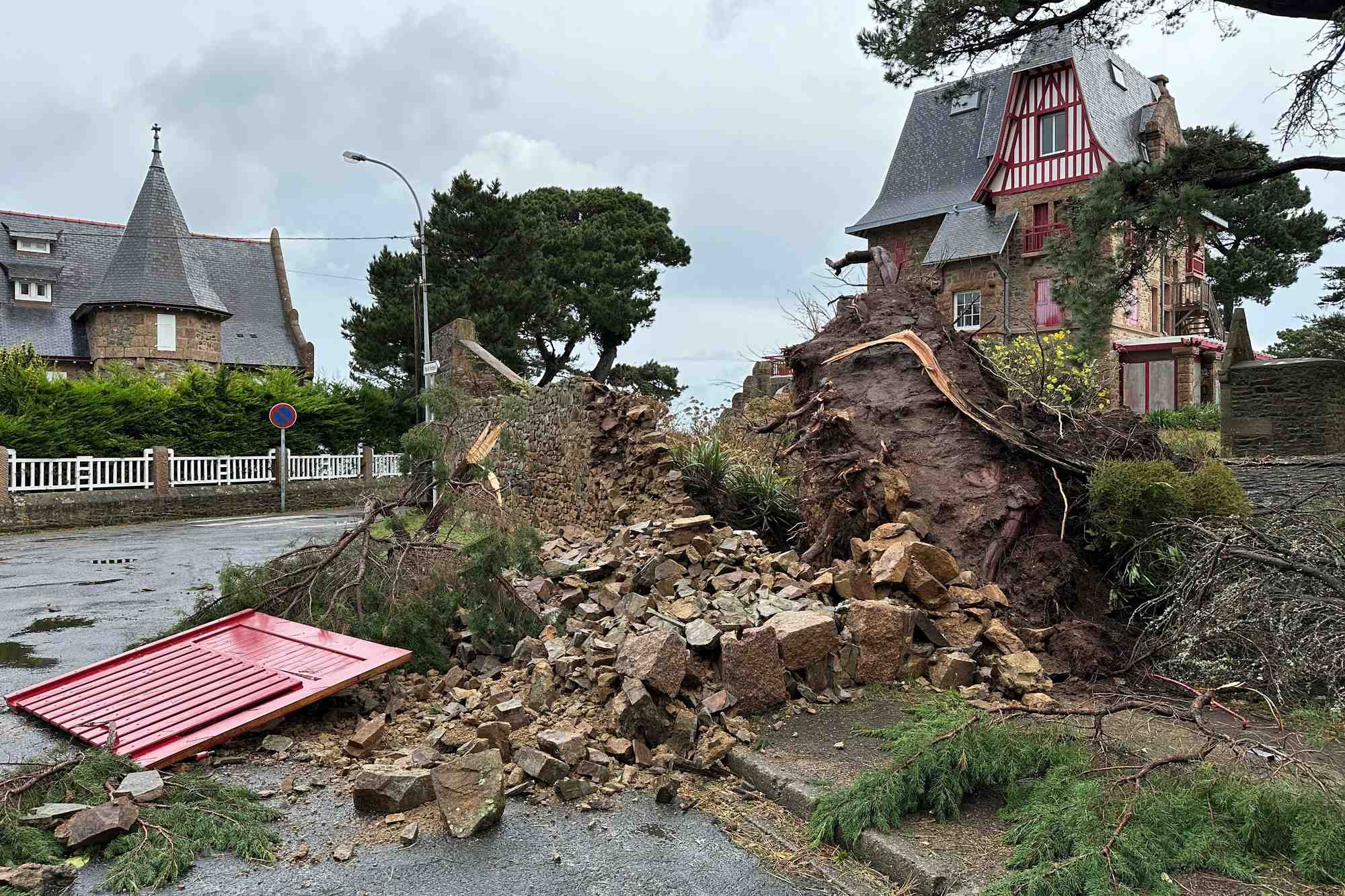 Dommages apres la tempete ciaran a perros-guirec, bretagne