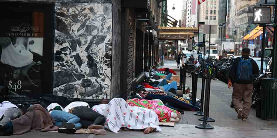 Migrants endormis près de l’hôtel The Roosevelt dans Manhattan, au sud de Central Park, en juillet.