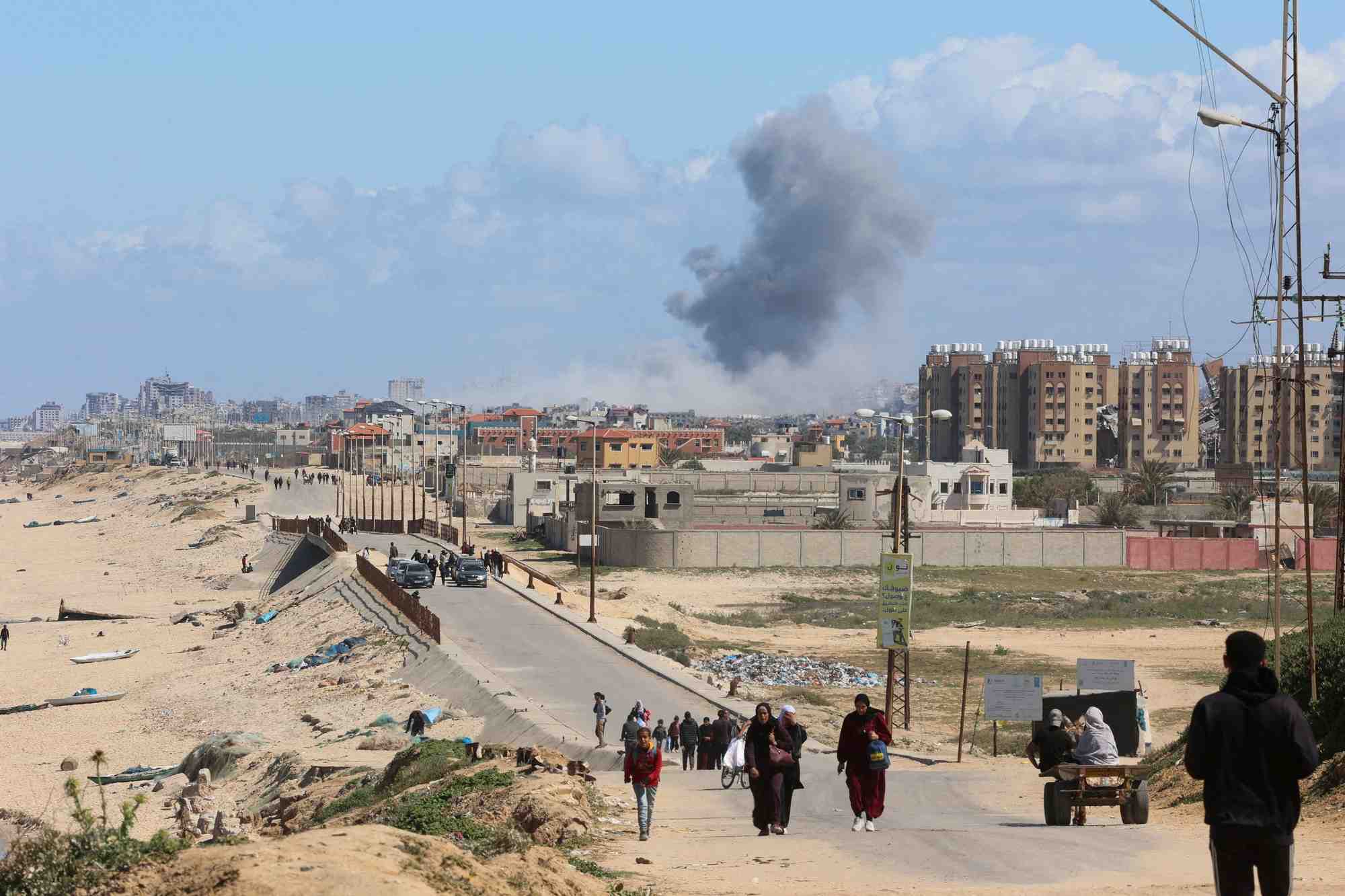 Photo d'archives des palestiniens fuyant le nord de gaza en raison de l'offensive militaire israelienne se deplacent vers le sud