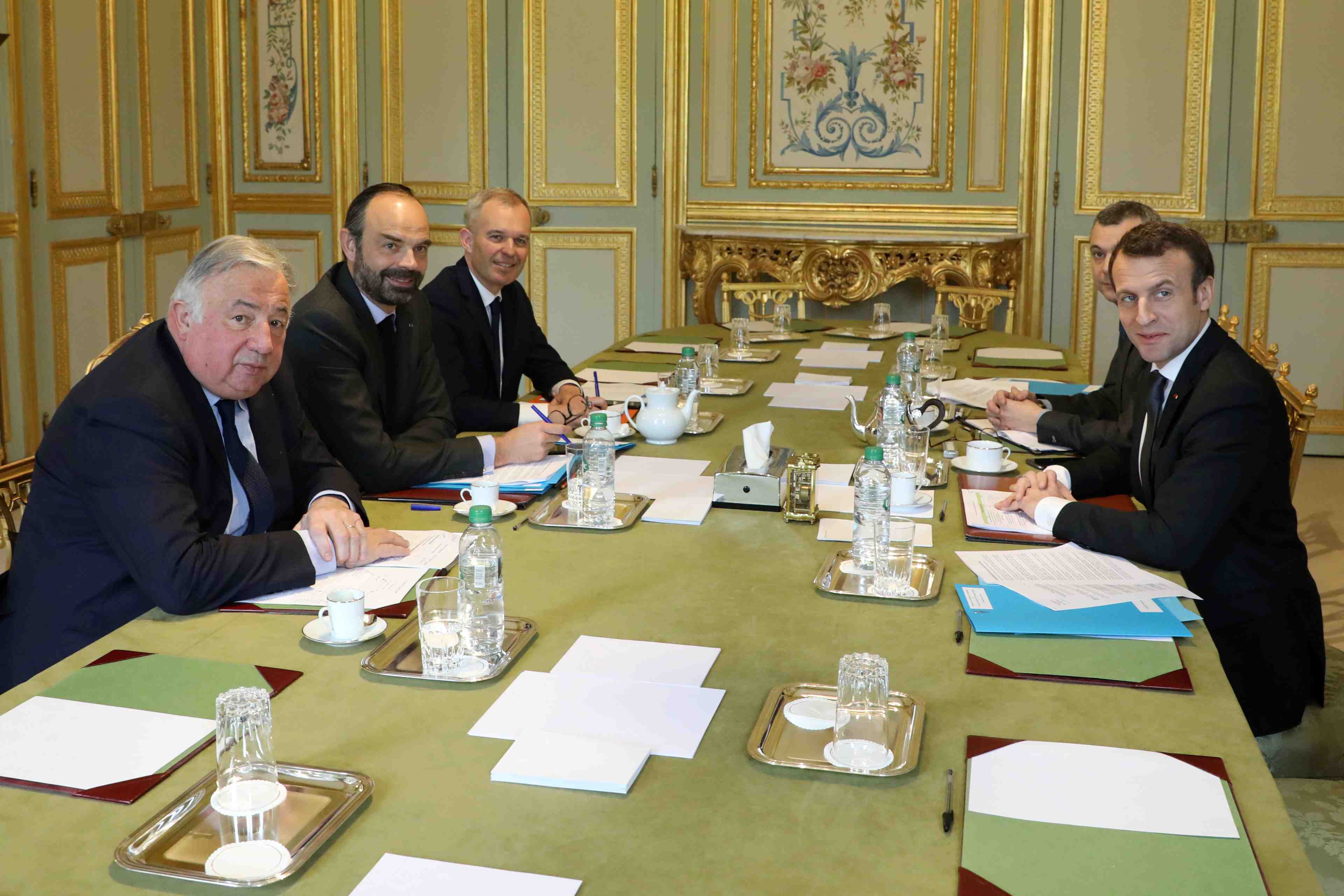 Larcher en "total desaccord" sur le nombre de parlementaires