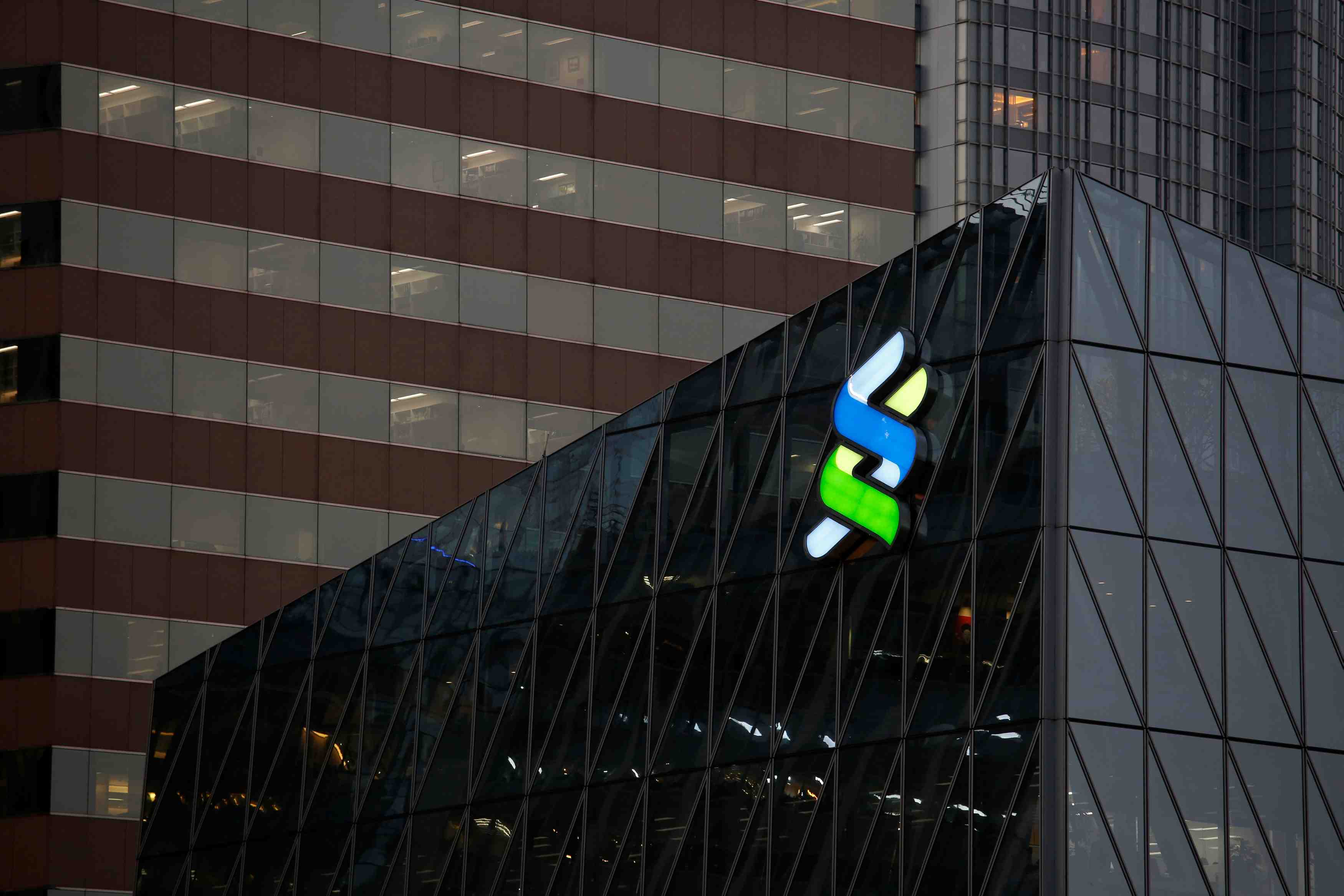 Le dfs new-yorkais met fin a la surveillance de stanchart