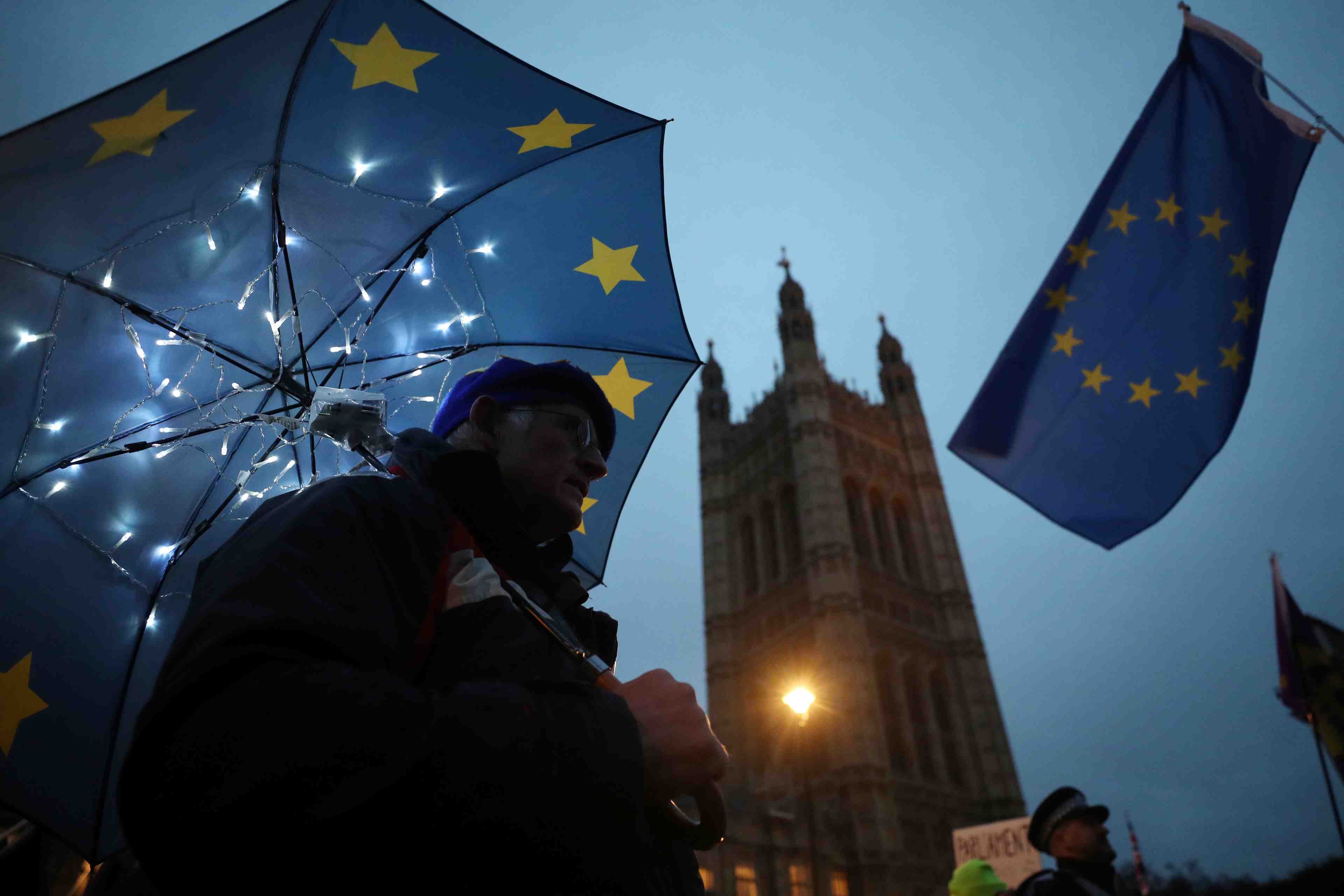 Brexit: westminster demande a may de renegocier, l'ue dit non