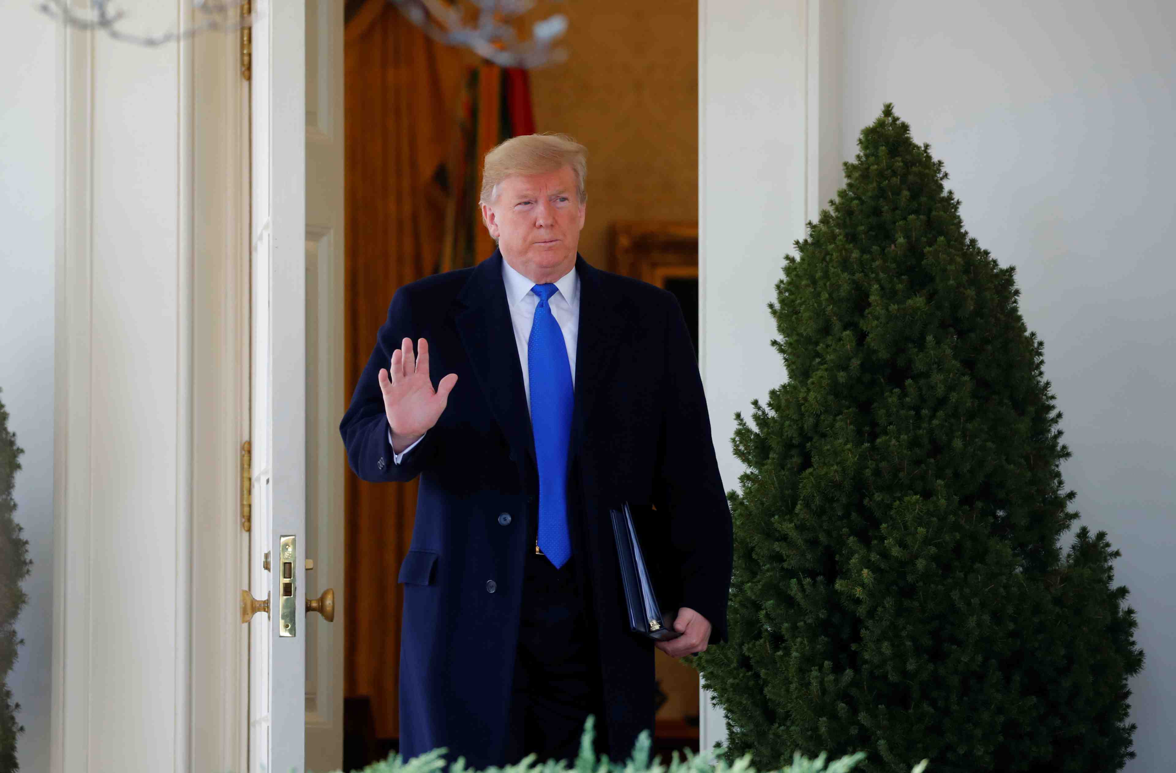 Trump confirme qu'il va decreter l'urgence nationale a la frontiere mexicaine