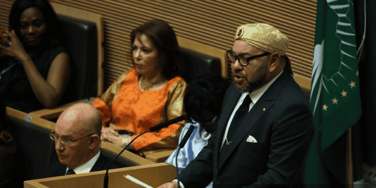 Le roi Mohammed VI adressant un discours devant les chefs d'Etat et de gouvernement, lors du sommet de l'Union africaine tenu le 31 janvier 2017 à Addis Abeba en Ethiopie. Un discours qui intervient au lendemain de la réintégration du royaume chérifien au sein de l’organisation panafricaine, après trente-trois ans d'absence.
