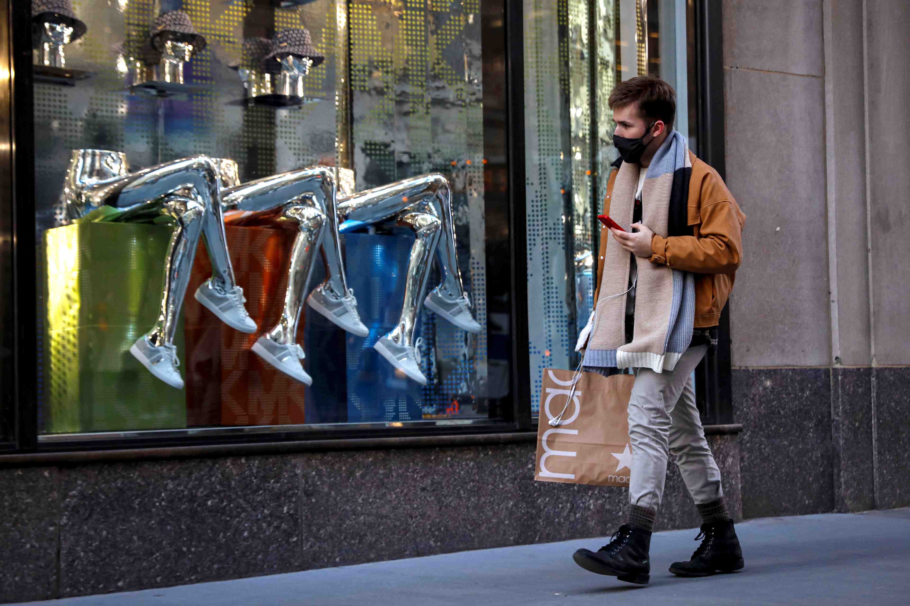 Usa: la croissance du 4e trimestre revue en hausse a 4,3% en rythme annualise