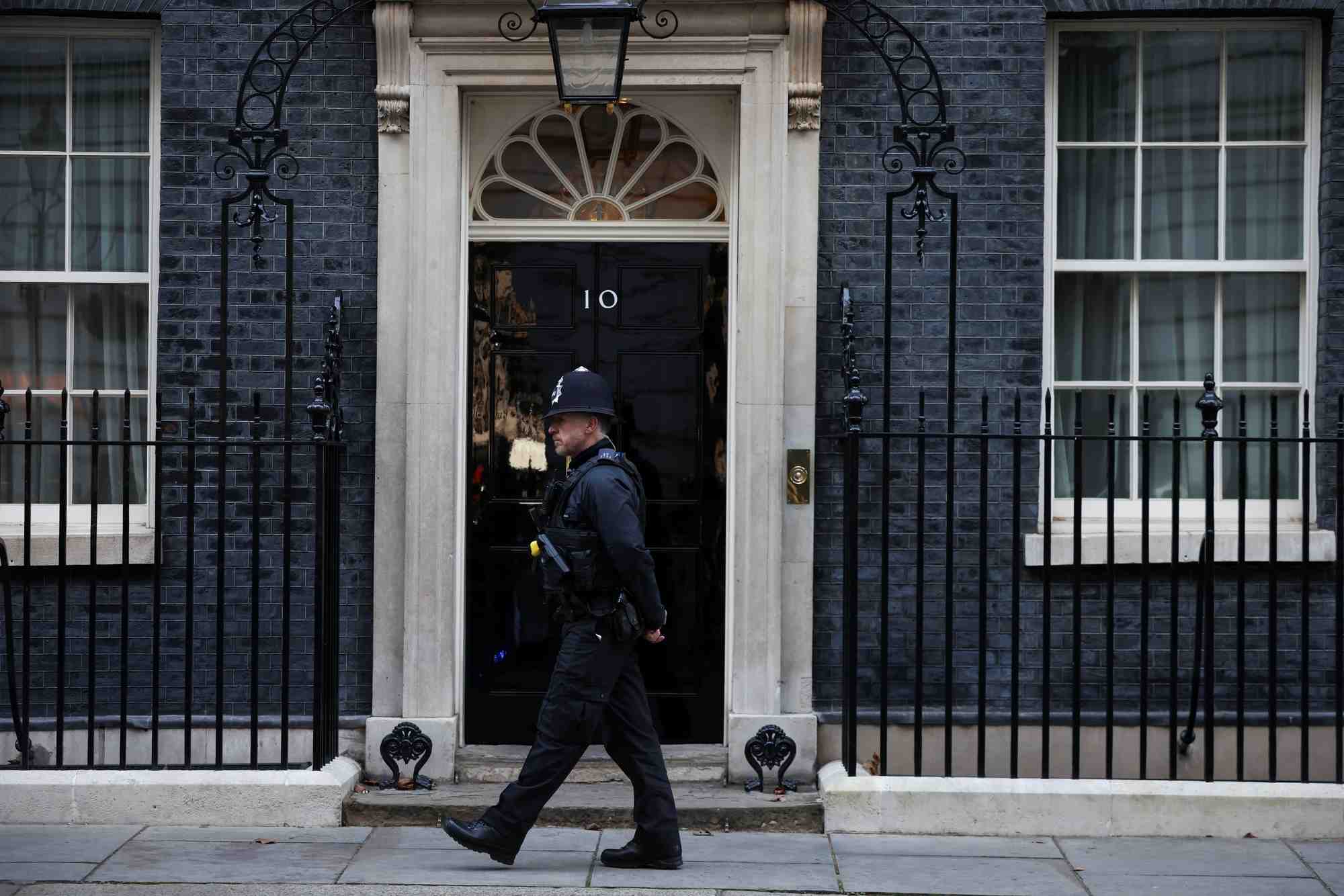 Grande-bretagne: premieres amendes en vue apres les fetes a downing street pendant le confinement