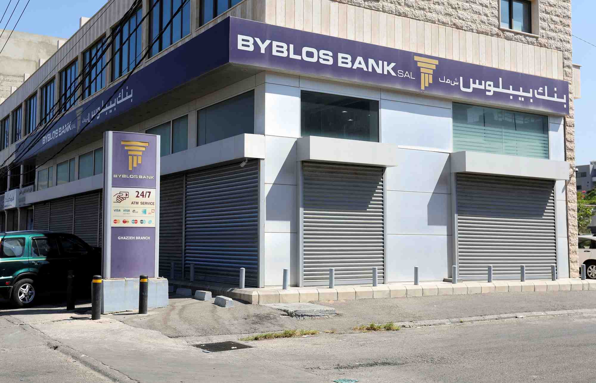 Une agence fermee de la byblos bank, dans la ville de ghazieh, dans le sud du liban