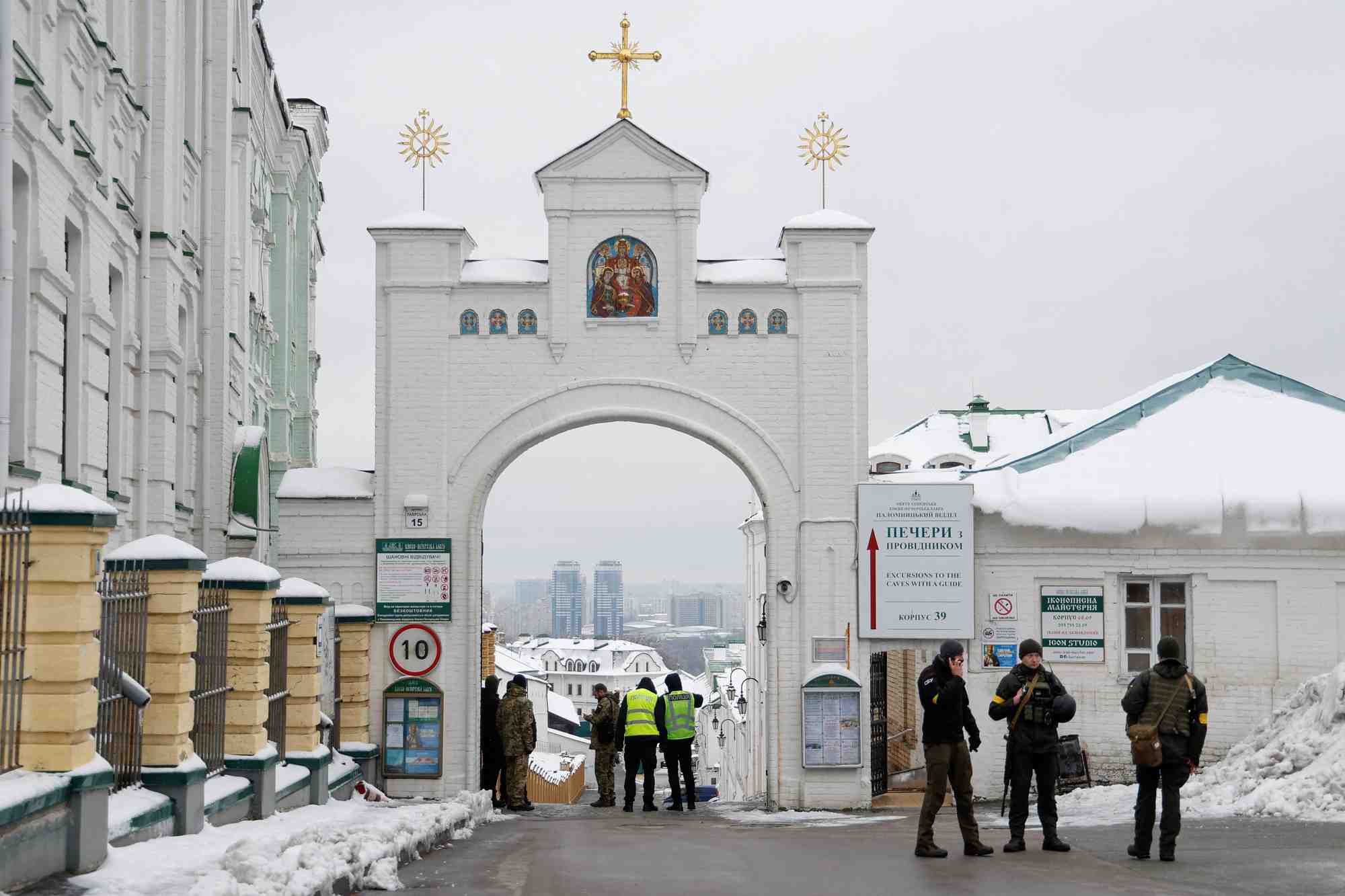 La police et les services de renseignement ukrainiens a l'entree du monastere de kyiv-pechersk