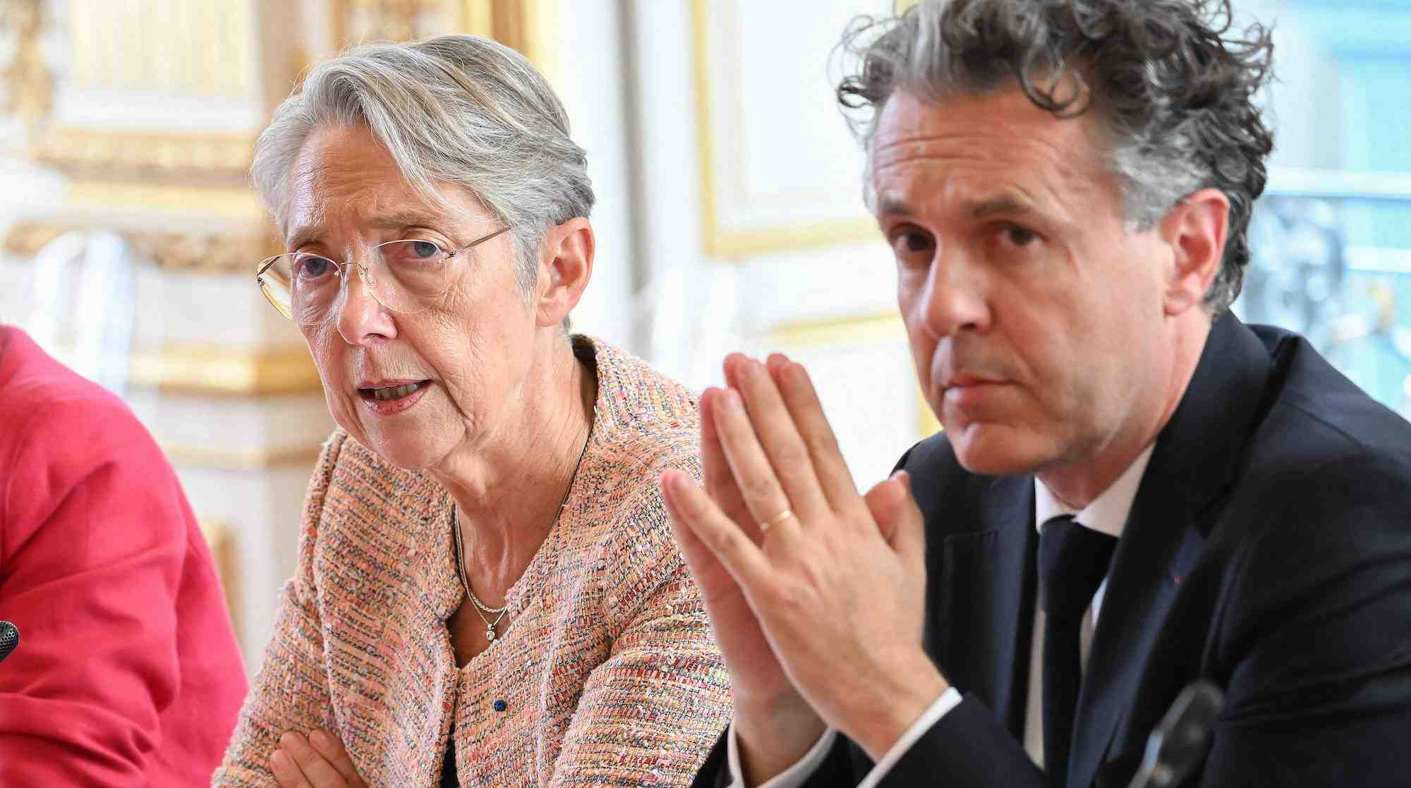 La Première ministre Elisabeth Borne et le ministre de la Transition écologique et de la Cohésion des territoires Christophe Béchu lors de la présentation du Pacte des solidarités le 18 septembre à Matignon (Photo d'illustration).