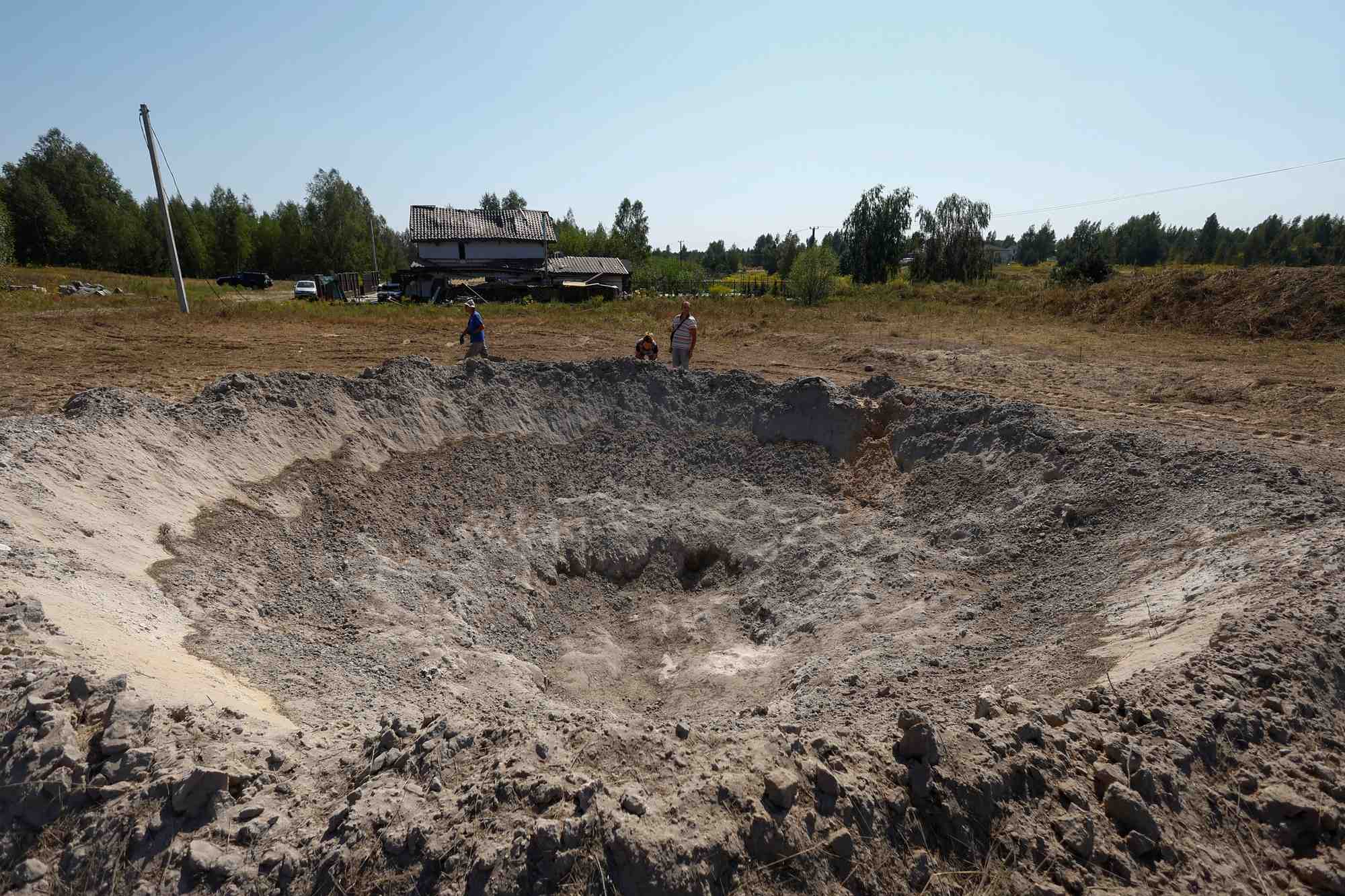 Un cratere apparu lors d'une frappe de missile russe pres de kyiv