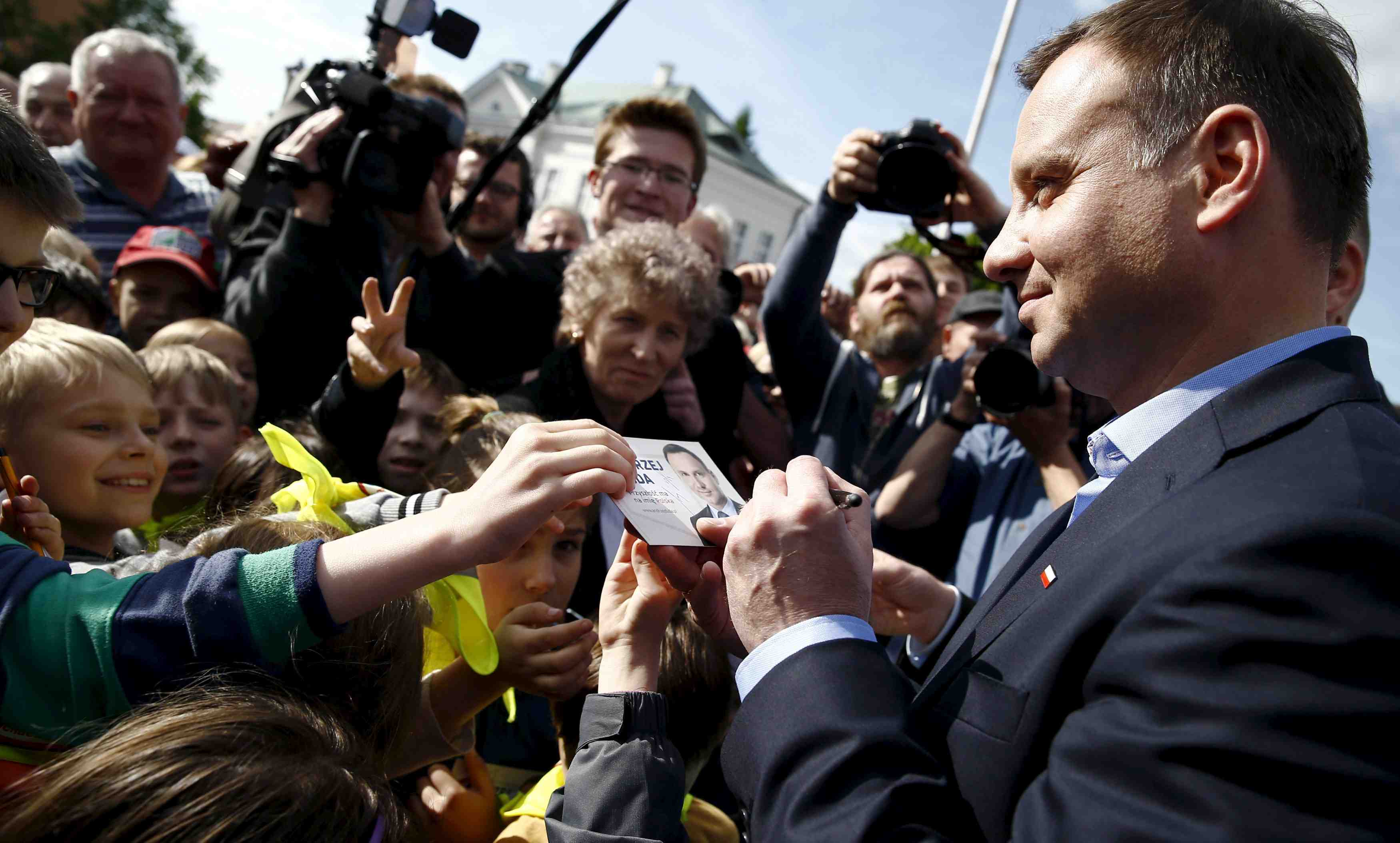 Andrzej duda devance le president sortant au 1er tour en pologne