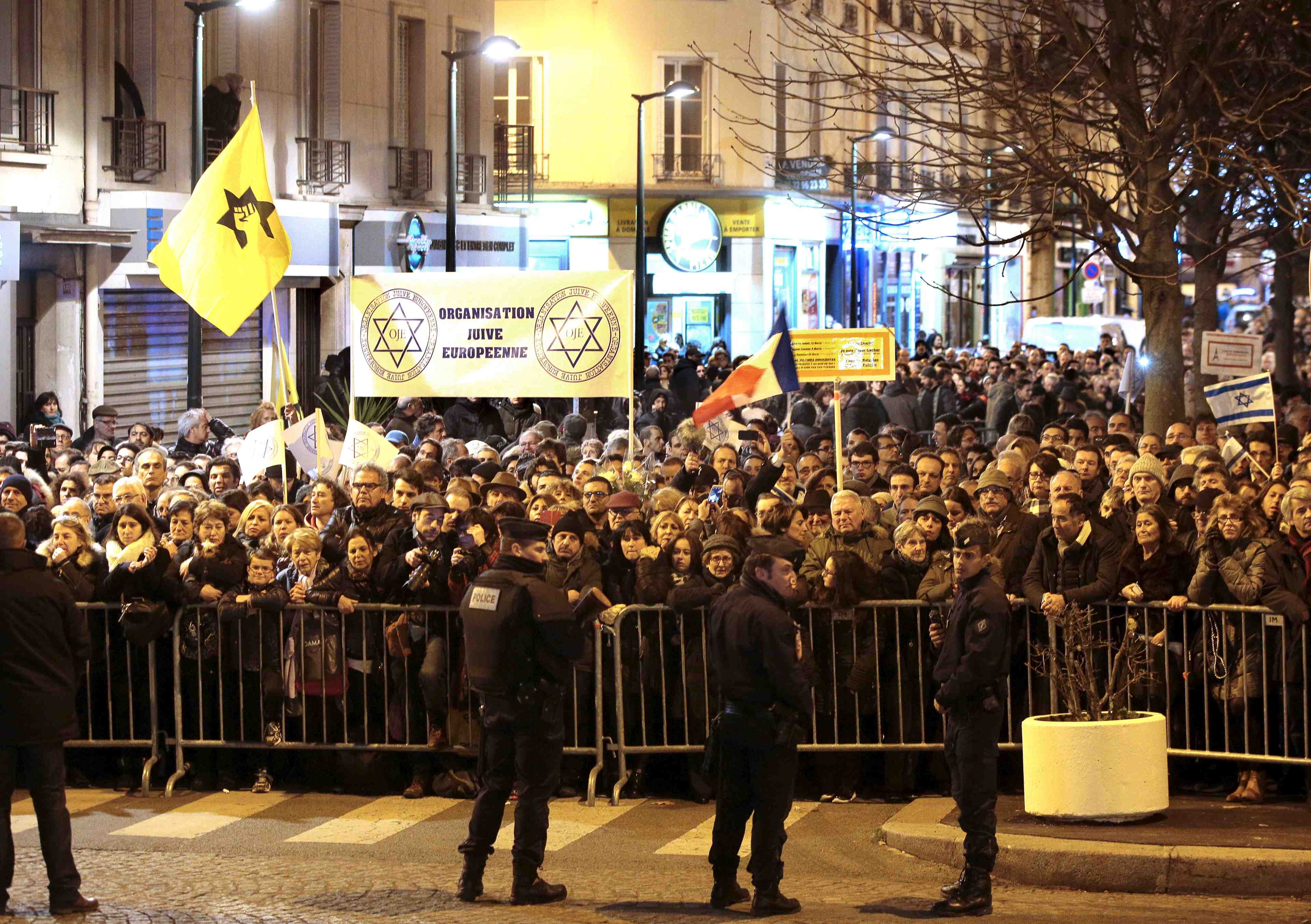 Devant l'hyper cacher, hommage aux victimes des attentats