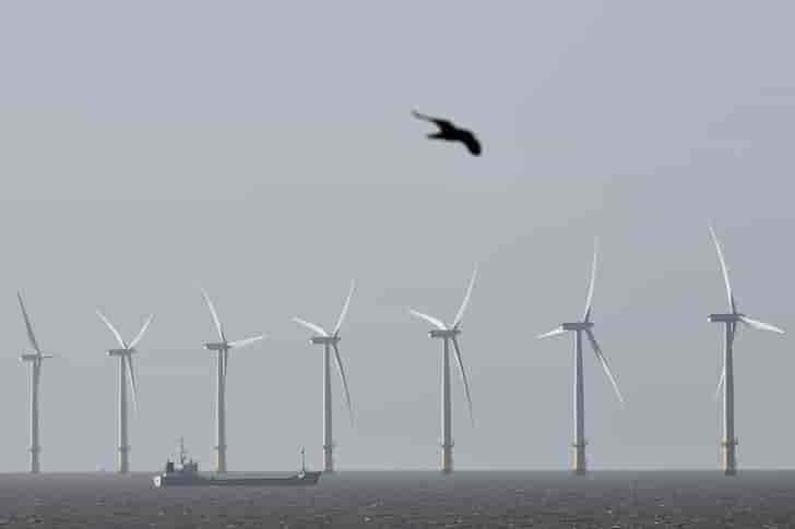 Les eoliennes edf en mer au large de saint-nazaire contestees