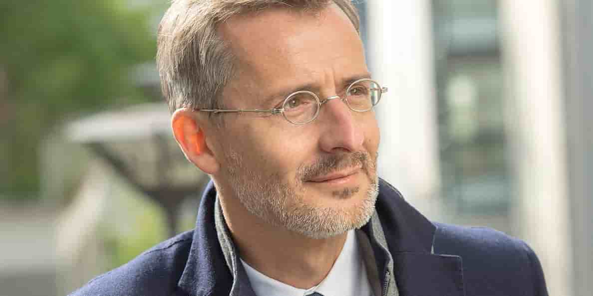 Alors que, selon les règles mises en place par le gouvernement, un employé au chômage partiel ne touche que 84% de son salaire pris en charge en partie par l'Etat, Bouygues Telecom "va compenser la perte des salaires pour les salariés qui sont en chômage partiel" pendant les 15 premiers jours et "prendra à sa charge les 16% qui normalement sont en baisse de rémunération", a déclaré Didier Casas, le directeur général adjoint de Bouygues Telecom.