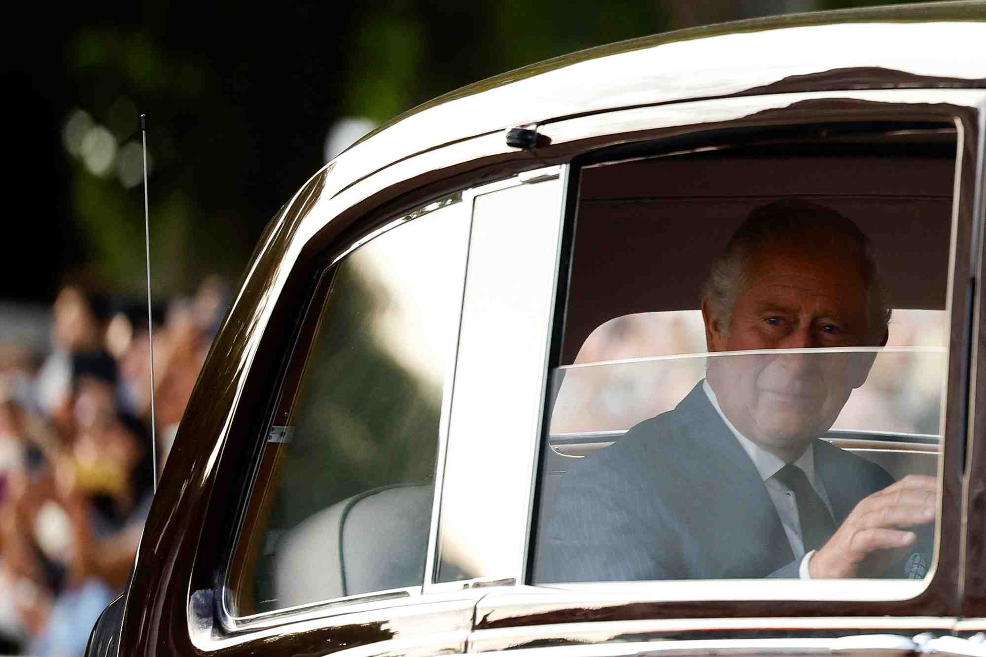 Le roi charles iii quitte le palais de buckingham