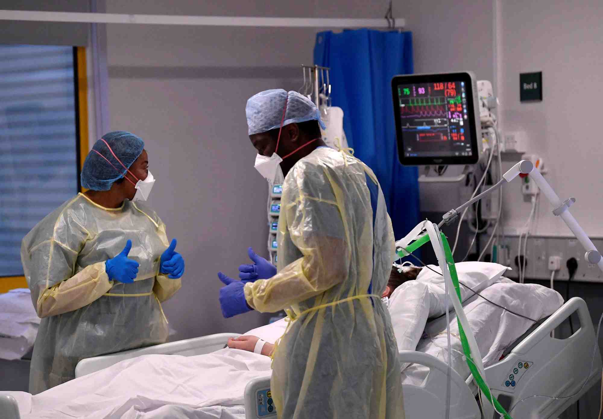 Le personnel medical traite les patients a l'hopital universitaire de milton keynes, en grande-bretagne