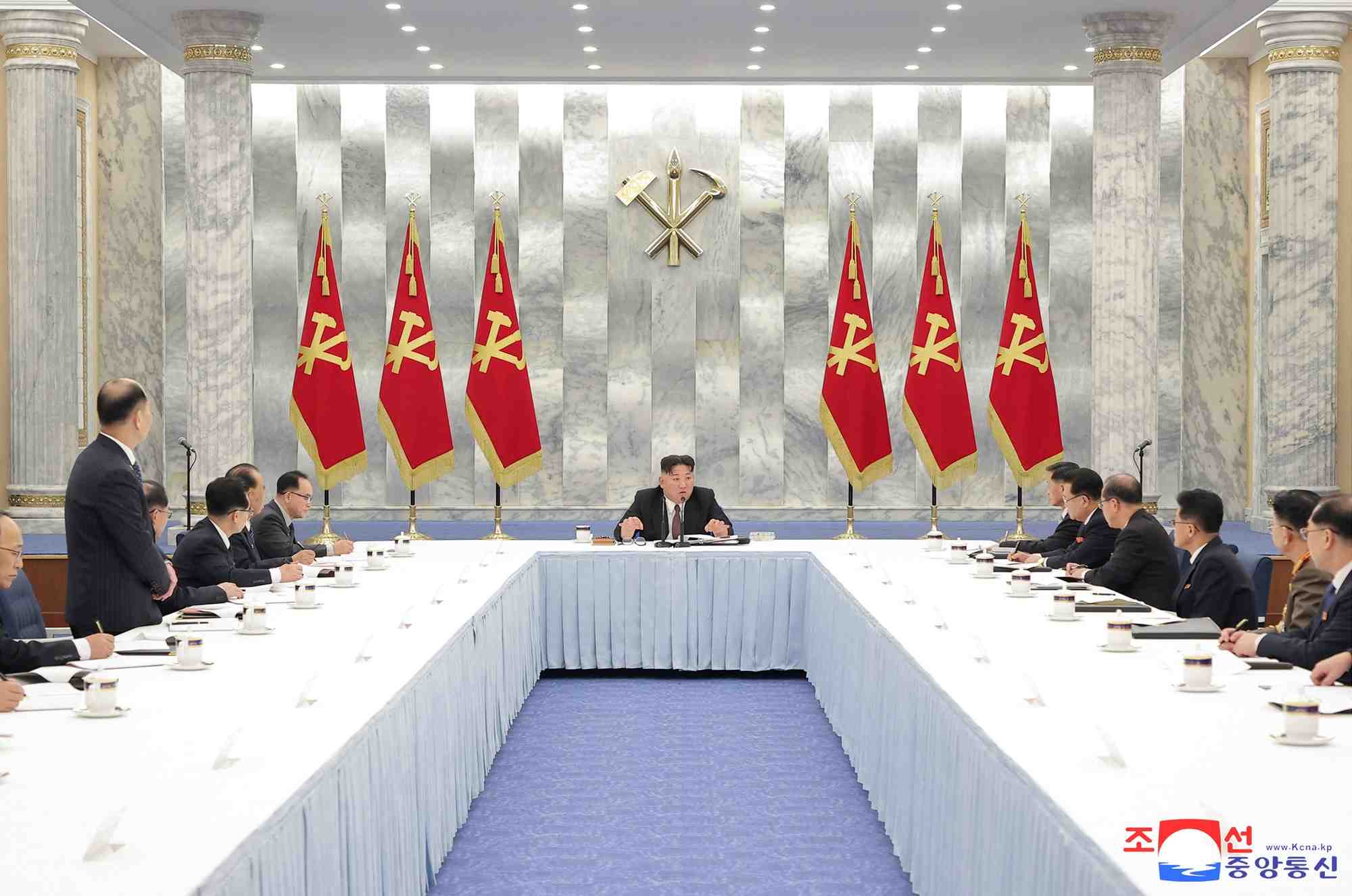 Le dirigeant nord-coreen kim jong un lors d'une reunion du bureau politique du 8e comite central du parti des travailleurs de coree (wpk), a pyongyang