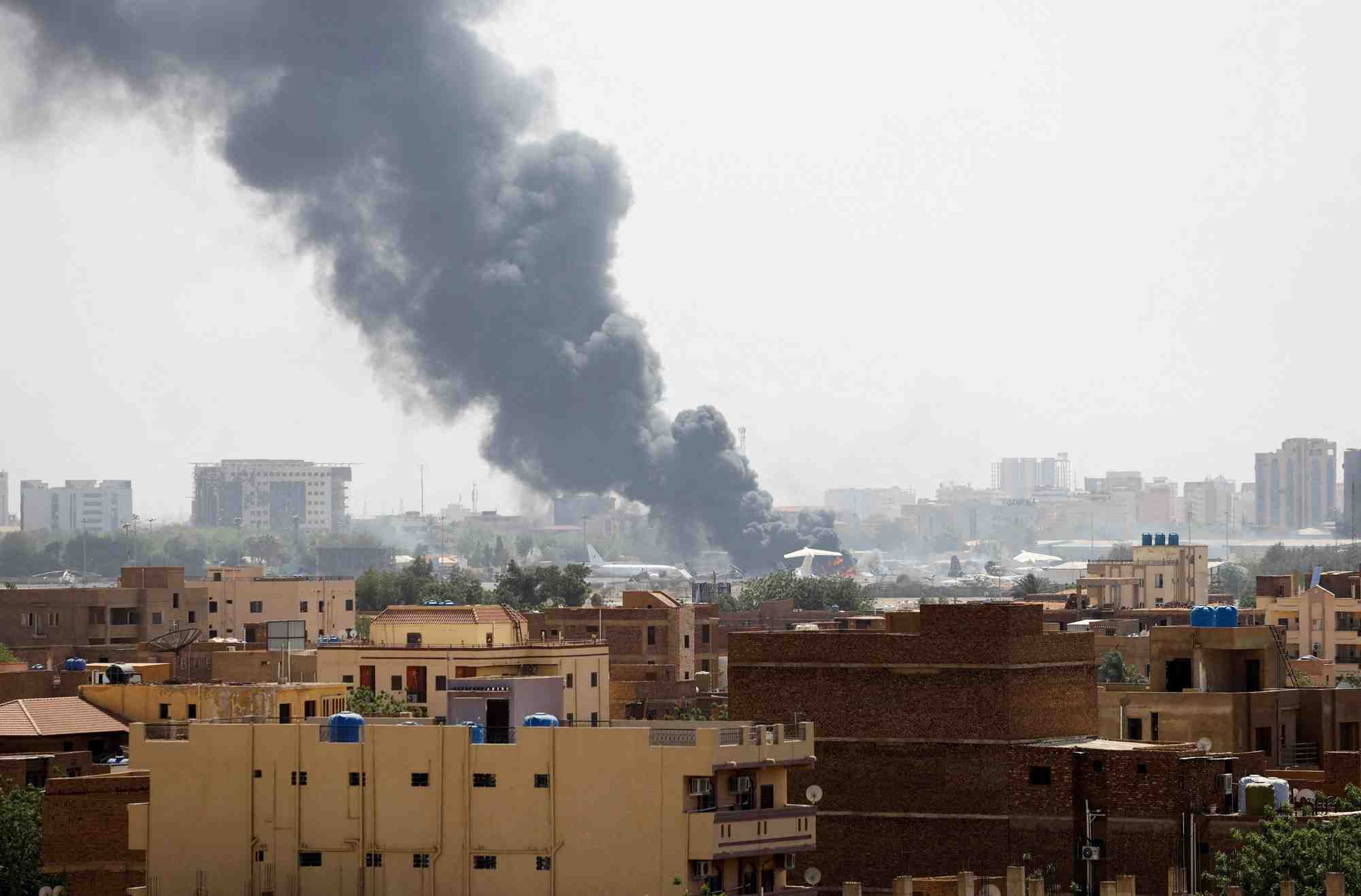 Photo de la fumee s'elevant d'un avion en feu a l'interieur de l'aeroport de khartoum