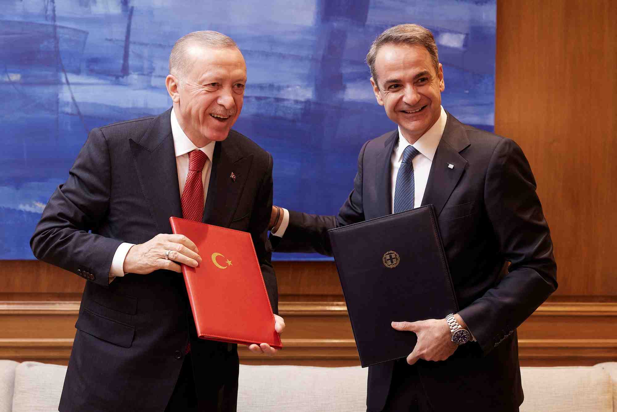 Le président turc Recep Tayyip Erdogan et le Premier ministre grec Kyriakos Mitsotakis ont affiché ce jeudi à Athènes leur volonté commune de chercher des solutions aux différends qui opposent leurs deux pays rivaux.